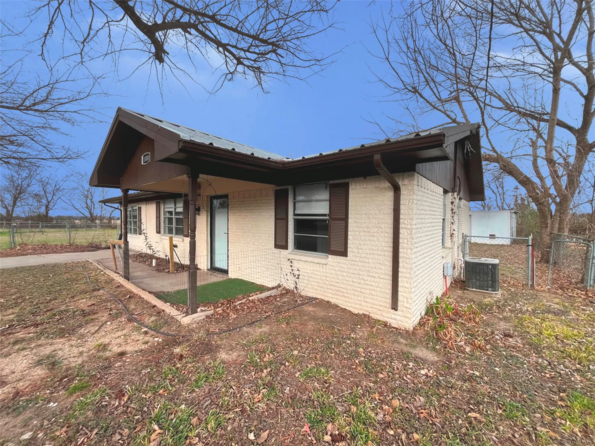 Single Family Residence For Sale in Henderson County , 1000 S Andrea Drive, Mabank, Texas 75147, 3 Bedroom, 2 Bathroom, Garage spaces, 1,200 Sqft, built in 1972, Price $125,000, mls#21186743, Real Estate Agent in Mabank, Homes For Sale in Henderson county, Homes For Sale in Mabank, Realtor in Mabank Texas, Real Estate Brokerage Independent Realty Texas, Luminita Cordes Realtor