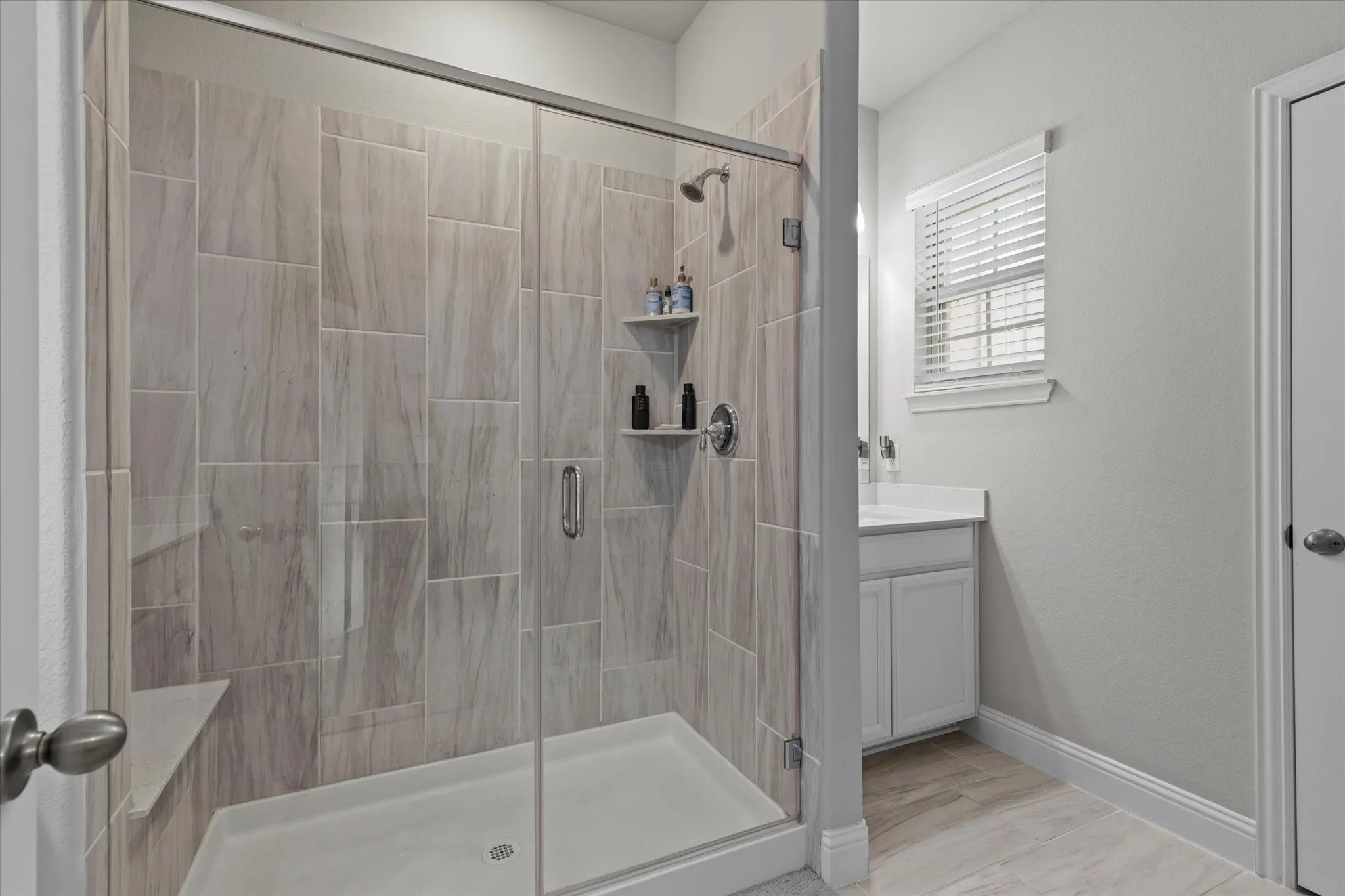Townhouse For Sale in Dallas County , 7829 Bayside Drive, Rowlett, Texas 75088, 3 Bedroom, 4 Bathroom, 2 Garage spaces, 2,273 Sqft, built in 2022, mls#21186759, Real Estate Agent in Rowlett, Homes For Sale in Dallas county, Homes For Sale in Rowlett, Realtor in Rowlett Texas, Real Estate Brokerage Independent Realty Texas, Luminita Cordes Realtor
