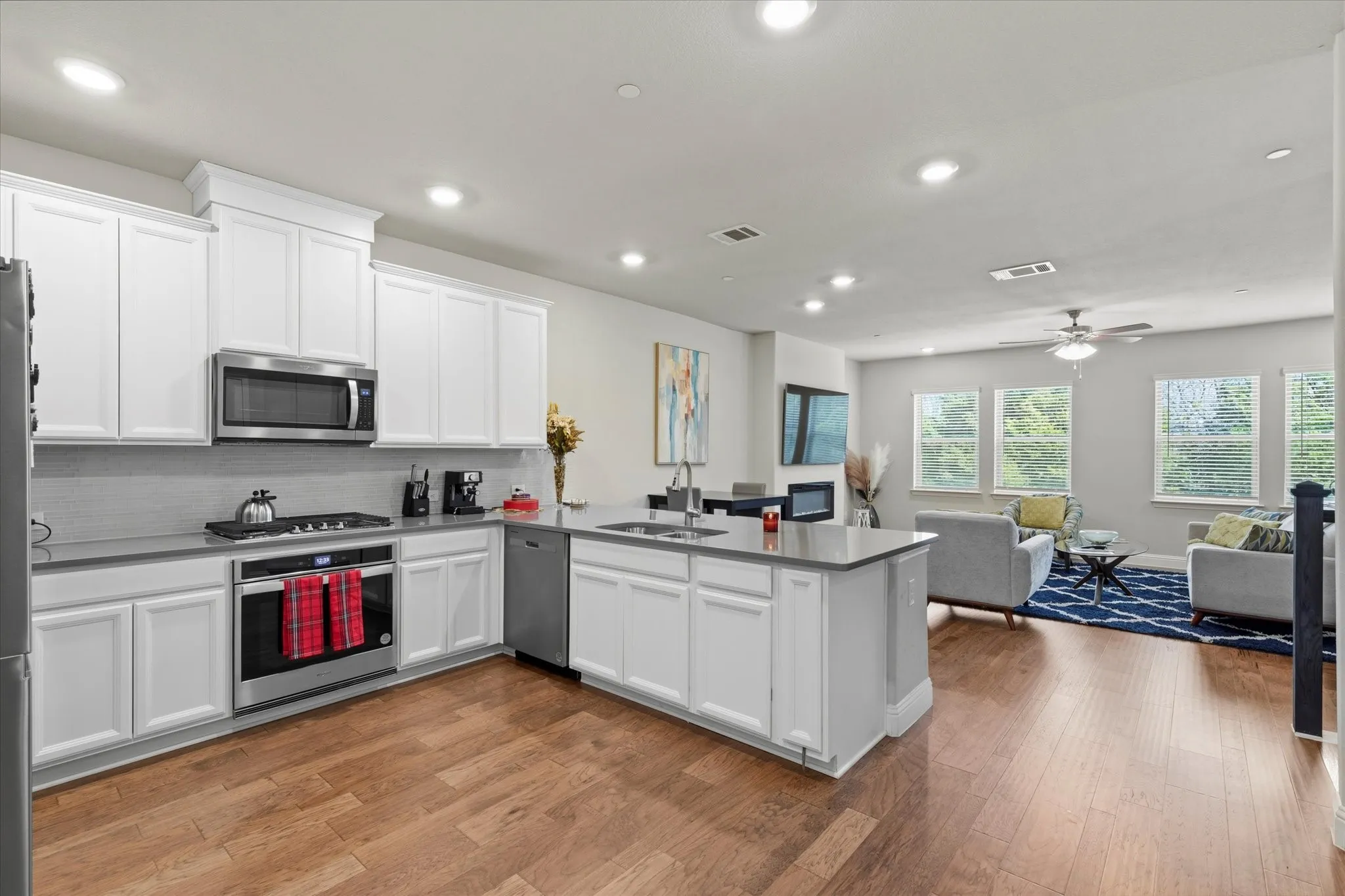 Townhouse For Sale in Dallas County , 7829 Bayside Drive, Rowlett, Texas 75088, 3 Bedroom, 4 Bathroom, 2 Garage spaces, 2,273 Sqft, built in 2022, mls#21186759, Real Estate Agent in Rowlett, Homes For Sale in Dallas county, Homes For Sale in Rowlett, Realtor in Rowlett Texas, Real Estate Brokerage Independent Realty Texas, Luminita Cordes Realtor