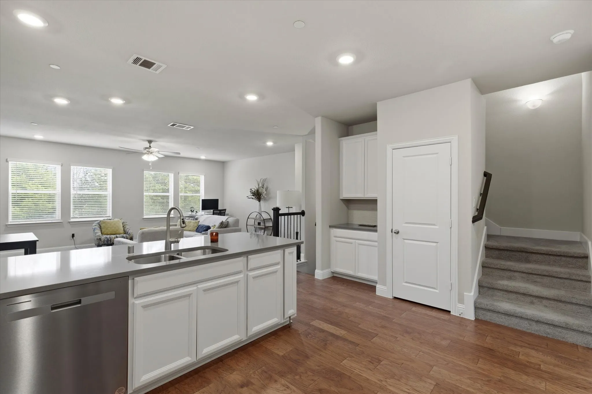 Townhouse For Sale in Dallas County , 7829 Bayside Drive, Rowlett, Texas 75088, 3 Bedroom, 4 Bathroom, 2 Garage spaces, 2,273 Sqft, built in 2022, mls#21186759, Real Estate Agent in Rowlett, Homes For Sale in Dallas county, Homes For Sale in Rowlett, Realtor in Rowlett Texas, Real Estate Brokerage Independent Realty Texas, Luminita Cordes Realtor
