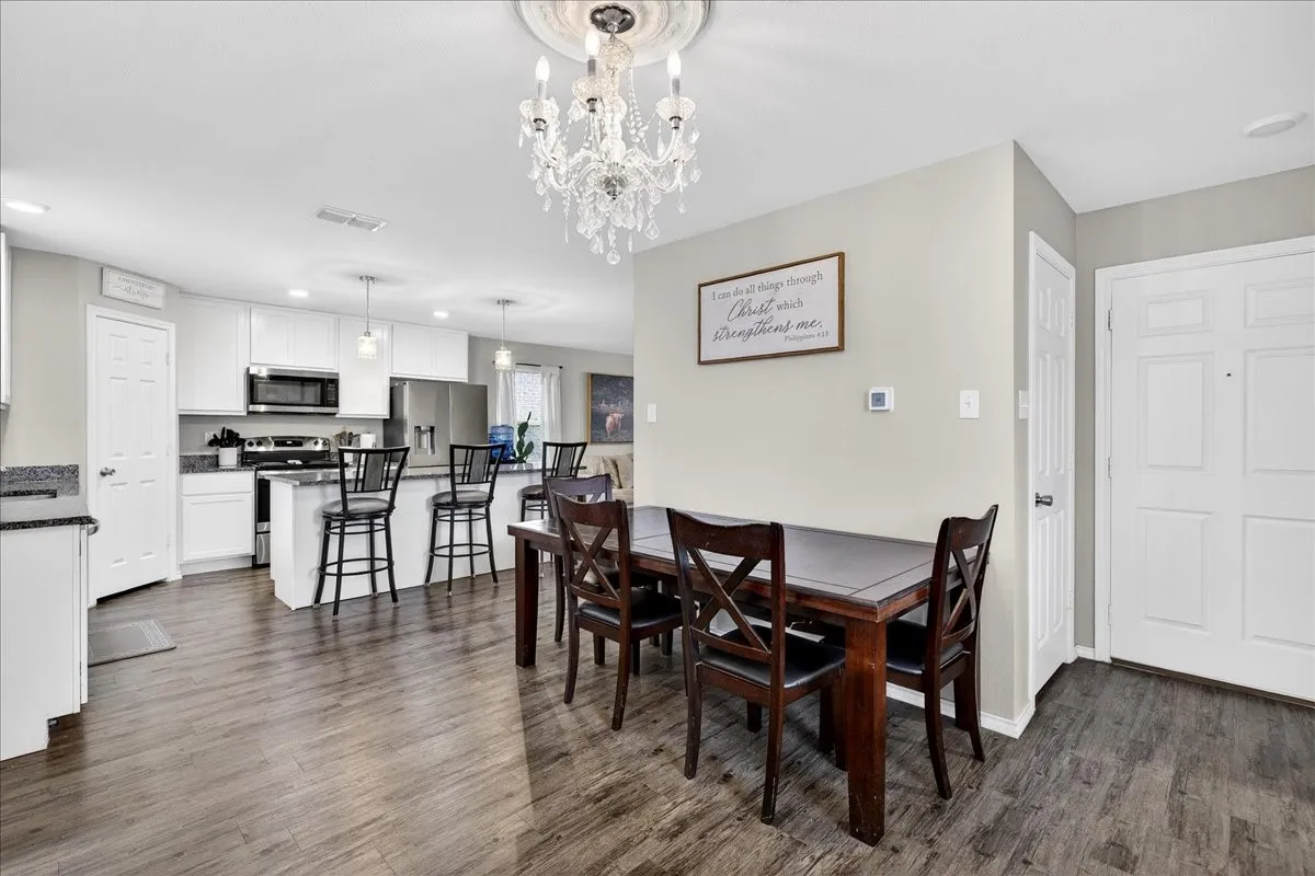 Breakfast area with views of the kitchen