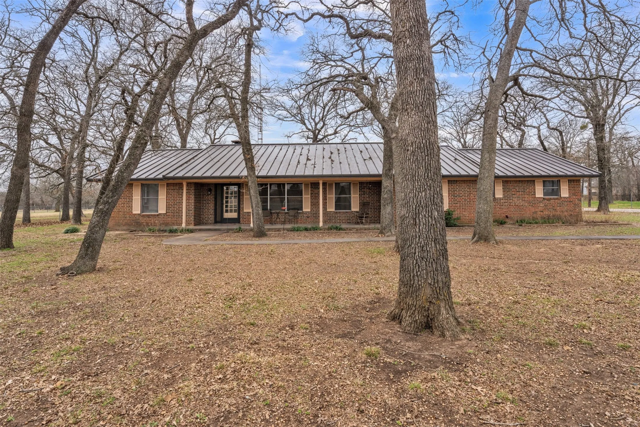 Farm For Sale in Johnson County , 5400 County Road 402, Grandview, Texas 76050, 3 Bedroom, 2 Bathroom, 5 Garage spaces, 1,872 Sqft, built in 1970, Preowned, mls#21185719, Real Estate Agent in Grandview, Homes For Sale in Johnson county, Homes For Sale in Grandview, Realtor in Grandview Texas, Real Estate Brokerage Independent Realty Texas, Luminita Cordes Realtor