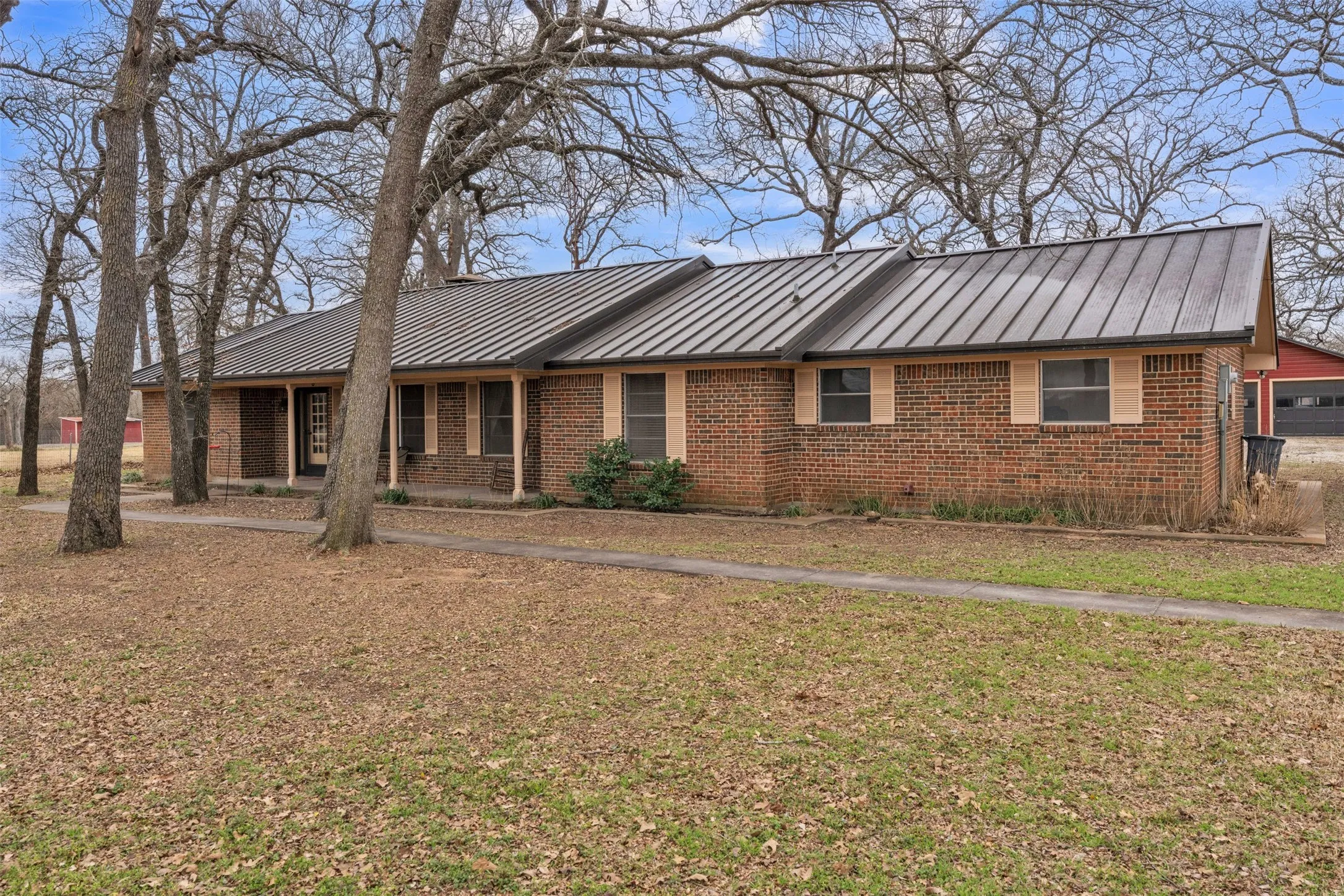 Farm For Sale in Johnson County , 5400 County Road 402, Grandview, Texas 76050, 3 Bedroom, 2 Bathroom, 5 Garage spaces, 1,872 Sqft, built in 1970, Preowned, mls#21185719, Real Estate Agent in Grandview, Homes For Sale in Johnson county, Homes For Sale in Grandview, Realtor in Grandview Texas, Real Estate Brokerage Independent Realty Texas, Luminita Cordes Realtor