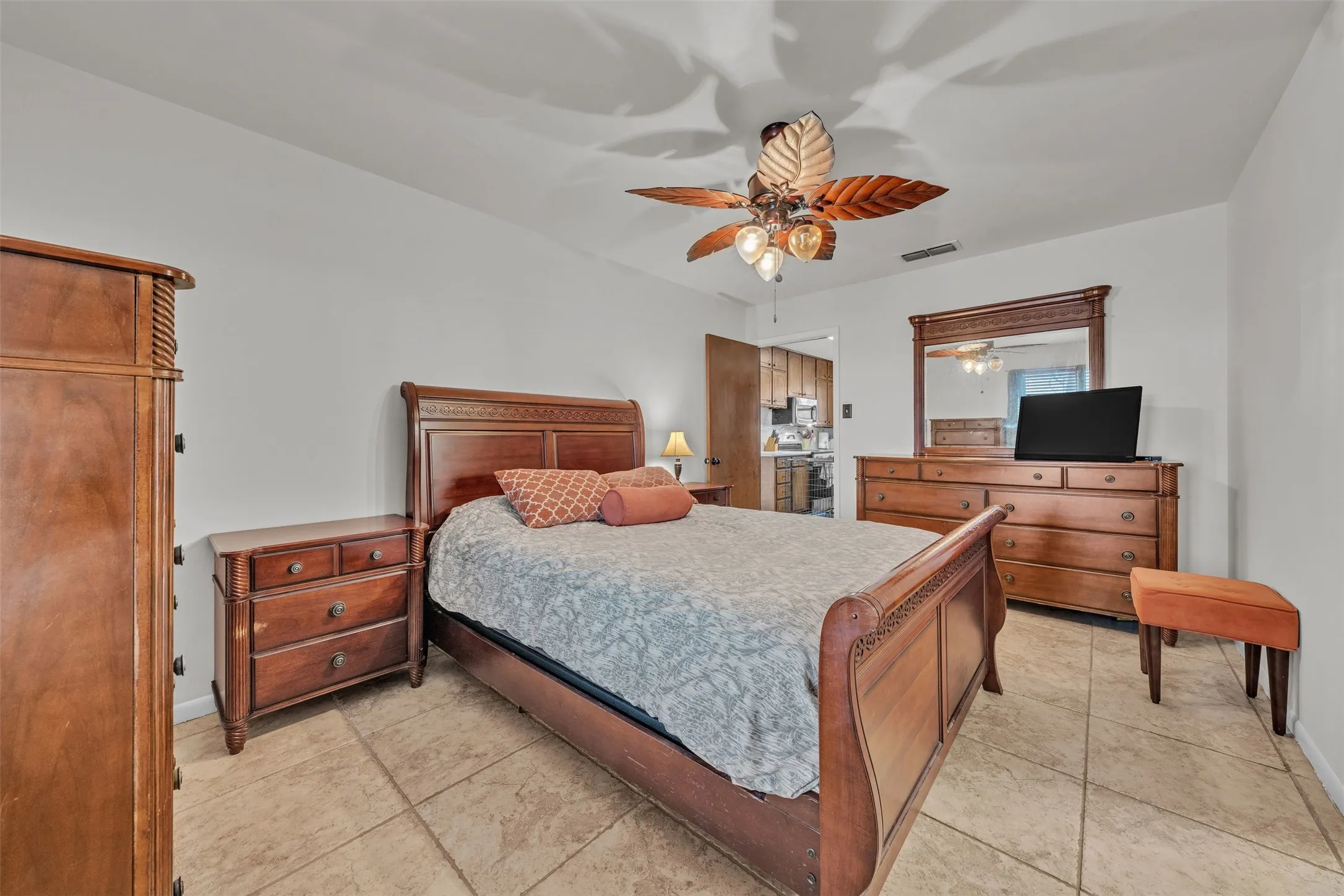 Farm For Sale in Johnson County , 5400 County Road 402, Grandview, Texas 76050, 3 Bedroom, 2 Bathroom, 5 Garage spaces, 1,872 Sqft, built in 1970, Preowned, mls#21185719, Real Estate Agent in Grandview, Homes For Sale in Johnson county, Homes For Sale in Grandview, Realtor in Grandview Texas, Real Estate Brokerage Independent Realty Texas, Luminita Cordes Realtor