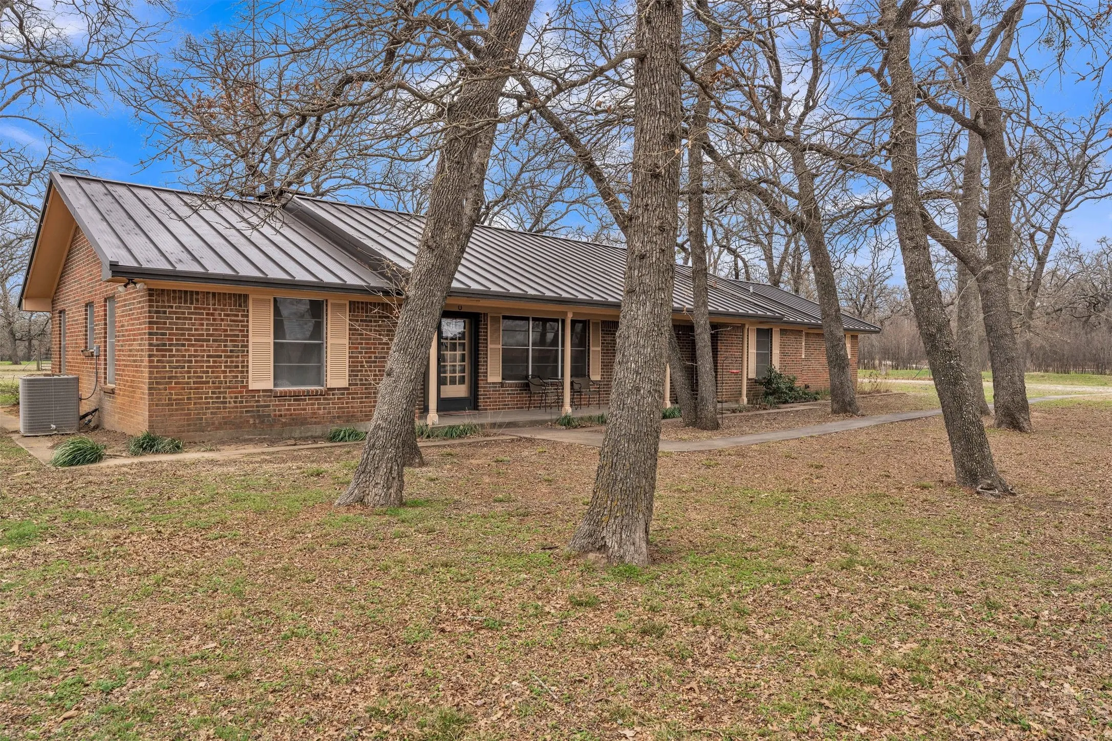Farm For Sale in Johnson County , 5400 County Road 402, Grandview, Texas 76050, 3 Bedroom, 2 Bathroom, 5 Garage spaces, 1,872 Sqft, built in 1970, Preowned, mls#21185719, Real Estate Agent in Grandview, Homes For Sale in Johnson county, Homes For Sale in Grandview, Realtor in Grandview Texas, Real Estate Brokerage Independent Realty Texas, Luminita Cordes Realtor