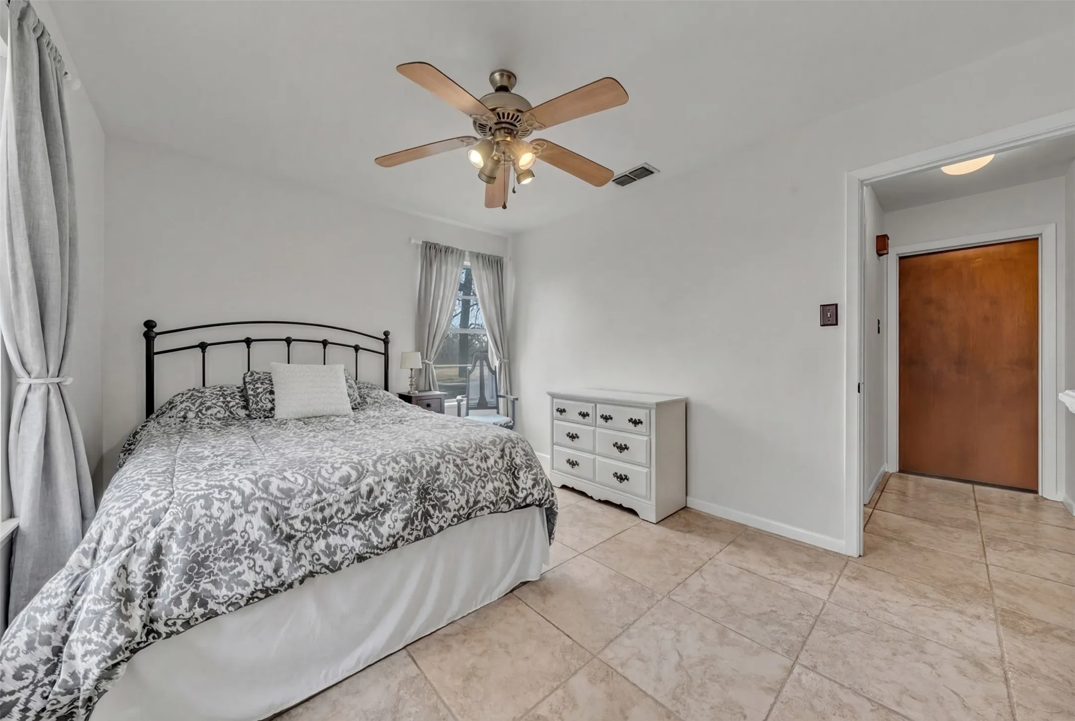 Farm For Sale in Johnson County , 5400 County Road 402, Grandview, Texas 76050, 3 Bedroom, 2 Bathroom, 5 Garage spaces, 1,872 Sqft, built in 1970, Preowned, mls#21185719, Real Estate Agent in Grandview, Homes For Sale in Johnson county, Homes For Sale in Grandview, Realtor in Grandview Texas, Real Estate Brokerage Independent Realty Texas, Luminita Cordes Realtor