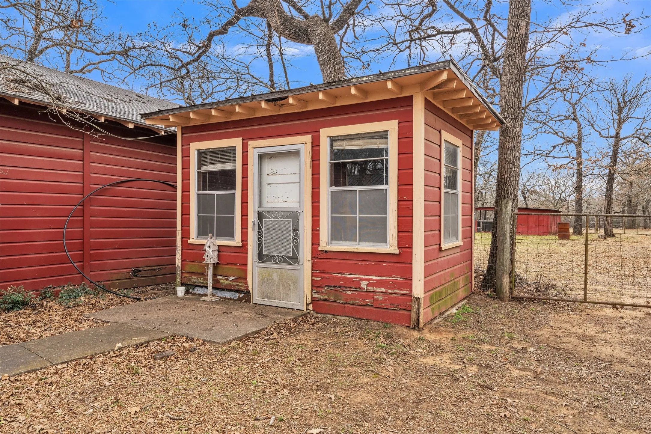 Farm For Sale in Johnson County , 5400 County Road 402, Grandview, Texas 76050, 3 Bedroom, 2 Bathroom, 5 Garage spaces, 1,872 Sqft, built in 1970, Preowned, mls#21185719, Real Estate Agent in Grandview, Homes For Sale in Johnson county, Homes For Sale in Grandview, Realtor in Grandview Texas, Real Estate Brokerage Independent Realty Texas, Luminita Cordes Realtor