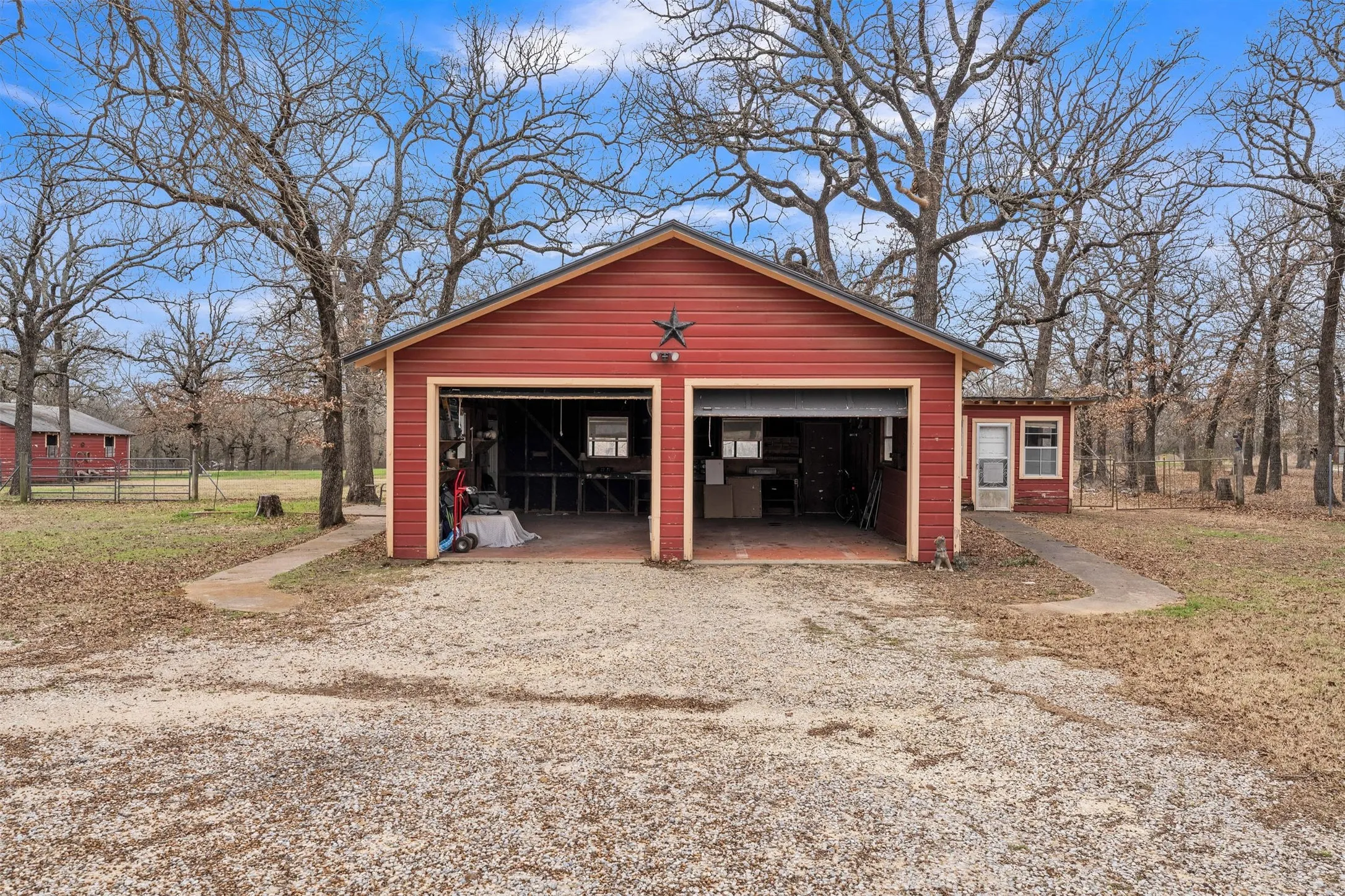 Farm For Sale in Johnson County , 5400 County Road 402, Grandview, Texas 76050, 3 Bedroom, 2 Bathroom, 5 Garage spaces, 1,872 Sqft, built in 1970, Preowned, mls#21185719, Real Estate Agent in Grandview, Homes For Sale in Johnson county, Homes For Sale in Grandview, Realtor in Grandview Texas, Real Estate Brokerage Independent Realty Texas, Luminita Cordes Realtor
