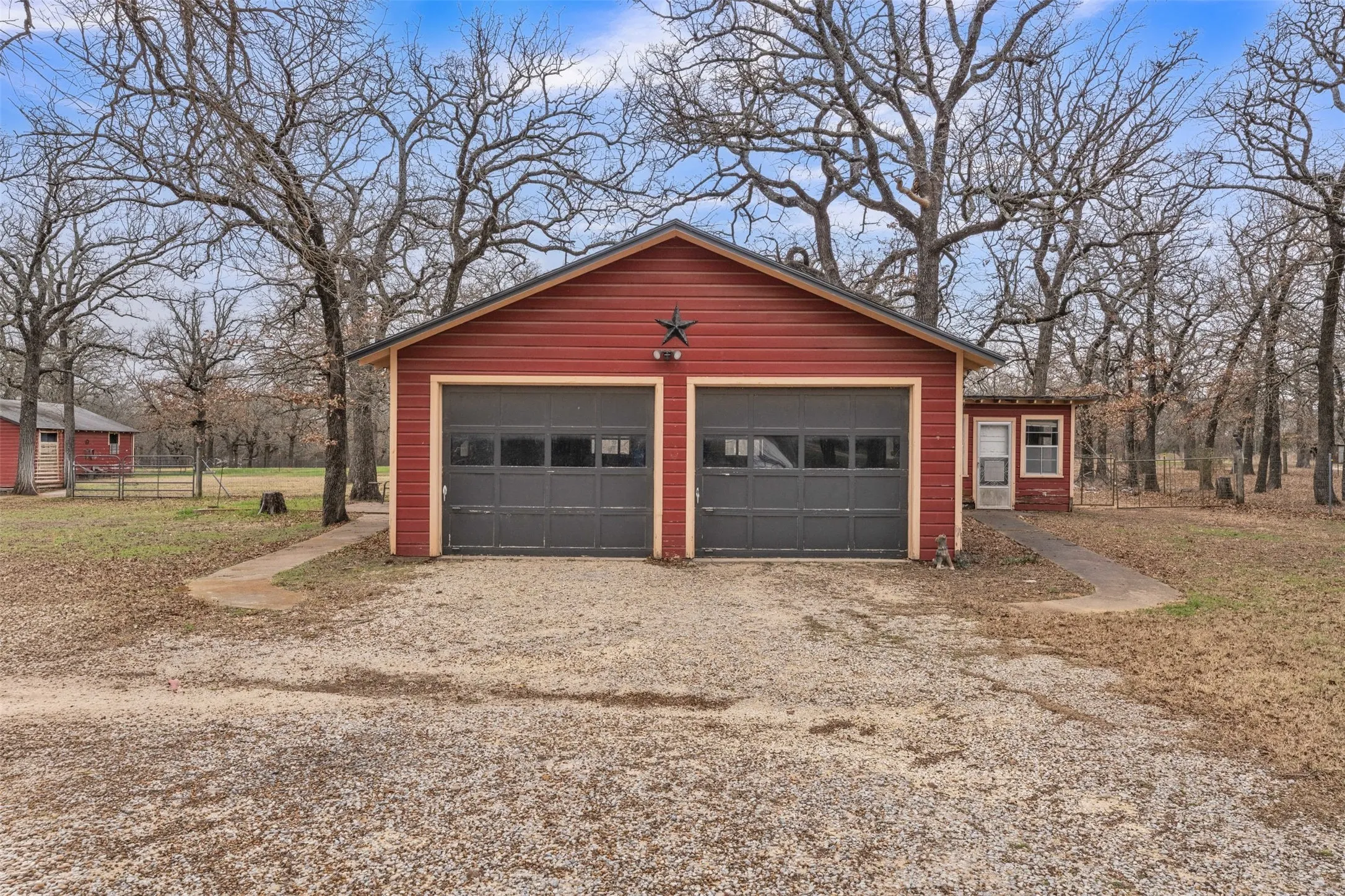Farm For Sale in Johnson County , 5400 County Road 402, Grandview, Texas 76050, 3 Bedroom, 2 Bathroom, 5 Garage spaces, 1,872 Sqft, built in 1970, Preowned, mls#21185719, Real Estate Agent in Grandview, Homes For Sale in Johnson county, Homes For Sale in Grandview, Realtor in Grandview Texas, Real Estate Brokerage Independent Realty Texas, Luminita Cordes Realtor