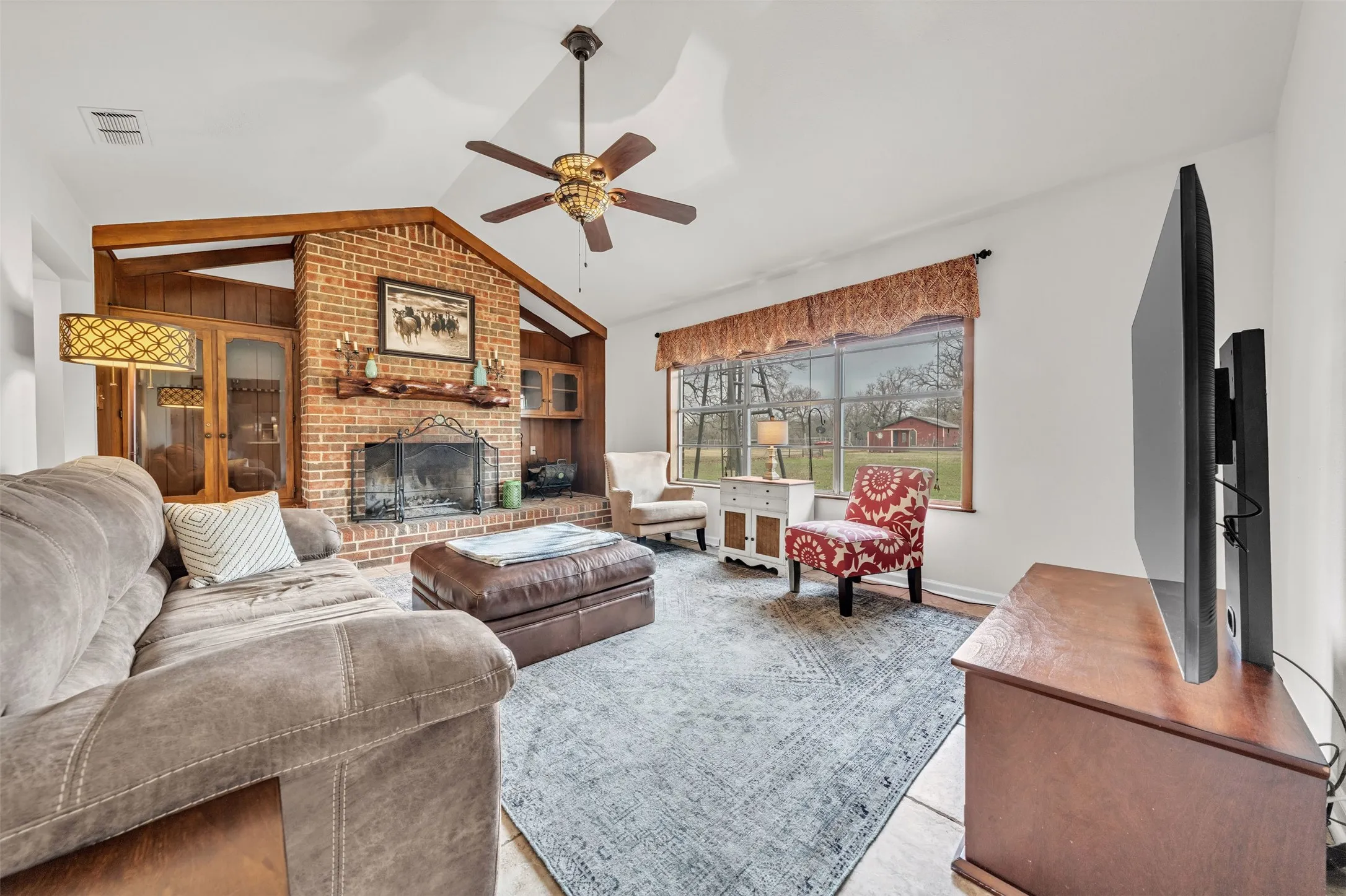 Farm For Sale in Johnson County , 5400 County Road 402, Grandview, Texas 76050, 3 Bedroom, 2 Bathroom, 5 Garage spaces, 1,872 Sqft, built in 1970, Preowned, mls#21185719, Real Estate Agent in Grandview, Homes For Sale in Johnson county, Homes For Sale in Grandview, Realtor in Grandview Texas, Real Estate Brokerage Independent Realty Texas, Luminita Cordes Realtor