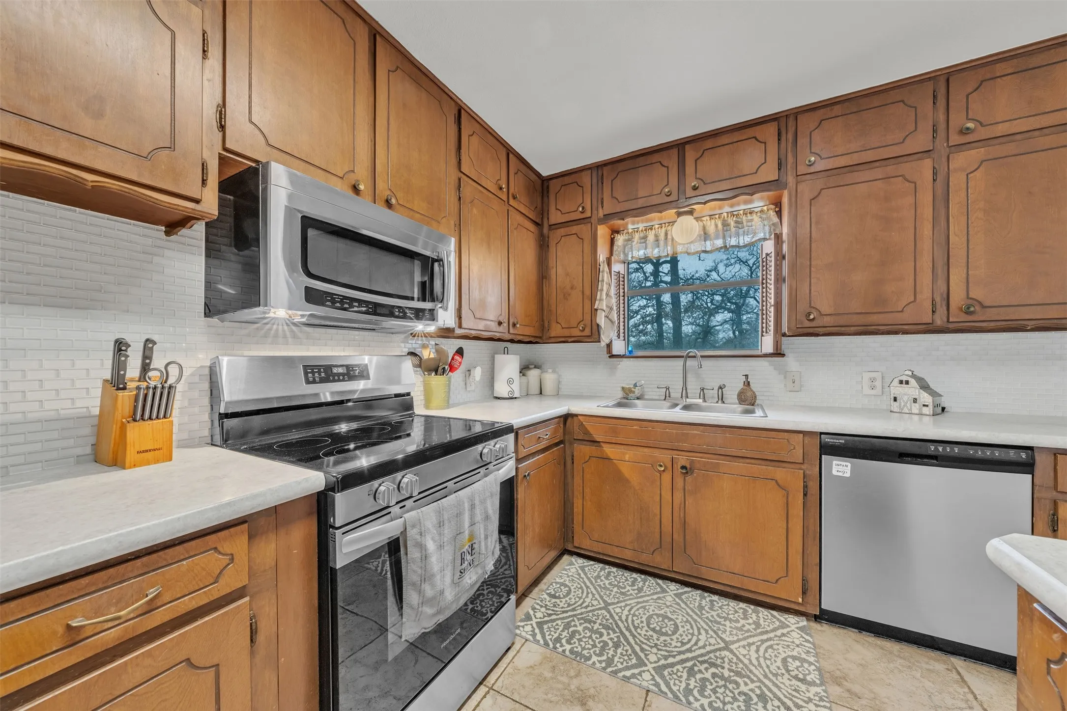Farm For Sale in Johnson County , 5400 County Road 402, Grandview, Texas 76050, 3 Bedroom, 2 Bathroom, 5 Garage spaces, 1,872 Sqft, built in 1970, Preowned, mls#21185719, Real Estate Agent in Grandview, Homes For Sale in Johnson county, Homes For Sale in Grandview, Realtor in Grandview Texas, Real Estate Brokerage Independent Realty Texas, Luminita Cordes Realtor