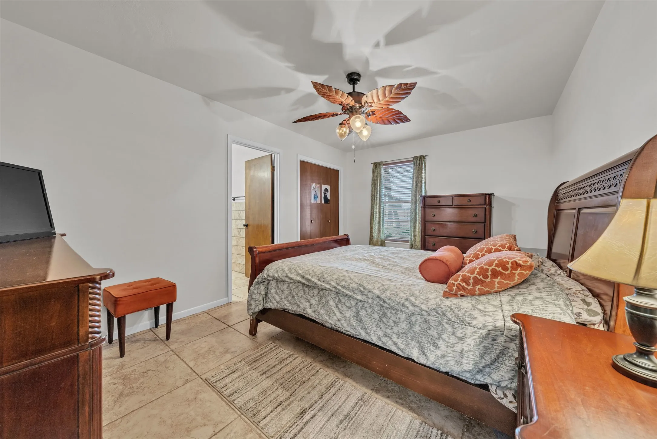 Farm For Sale in Johnson County , 5400 County Road 402, Grandview, Texas 76050, 3 Bedroom, 2 Bathroom, 5 Garage spaces, 1,872 Sqft, built in 1970, Preowned, mls#21185719, Real Estate Agent in Grandview, Homes For Sale in Johnson county, Homes For Sale in Grandview, Realtor in Grandview Texas, Real Estate Brokerage Independent Realty Texas, Luminita Cordes Realtor