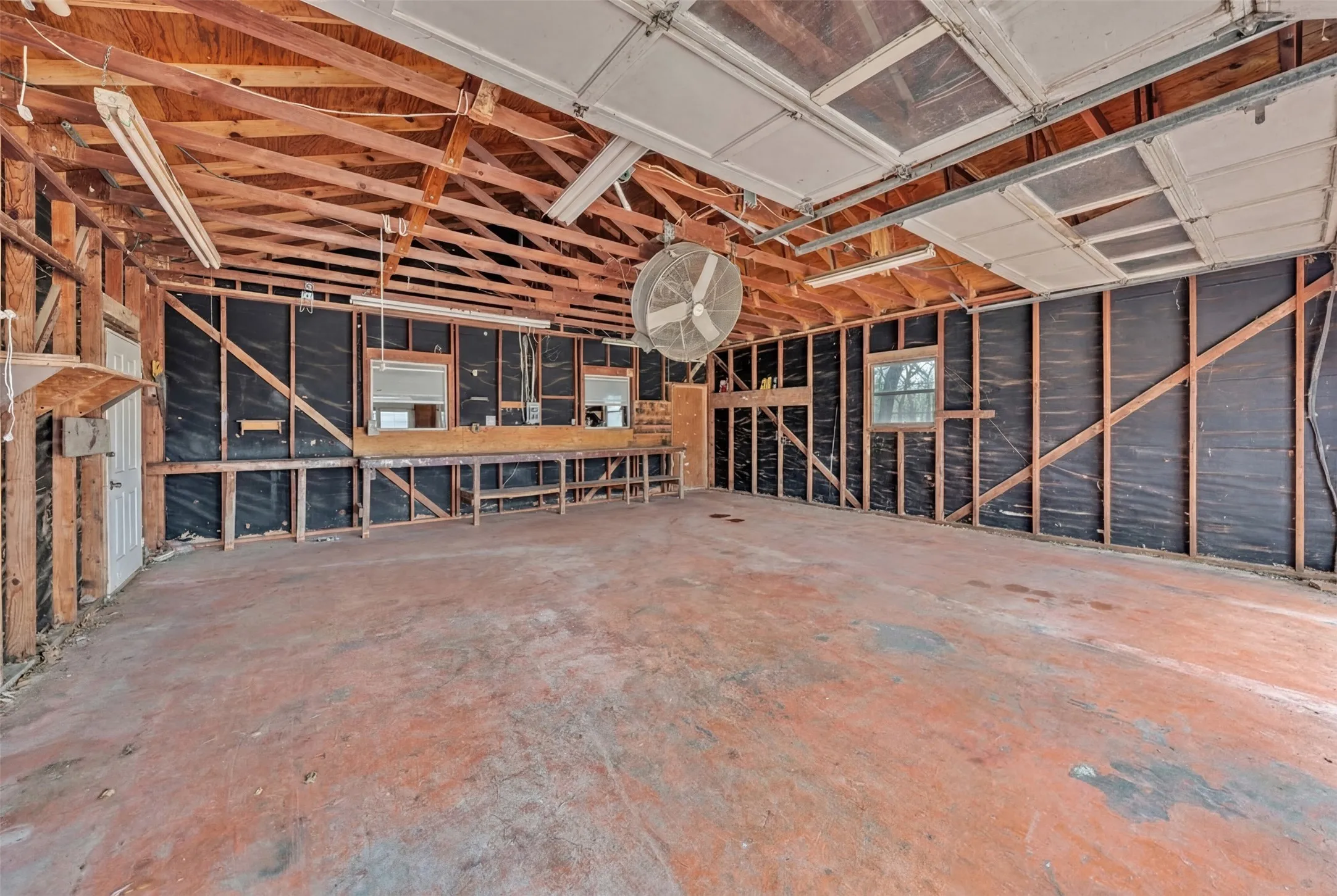 Farm For Sale in Johnson County , 5400 County Road 402, Grandview, Texas 76050, 3 Bedroom, 2 Bathroom, 5 Garage spaces, 1,872 Sqft, built in 1970, Preowned, mls#21185719, Real Estate Agent in Grandview, Homes For Sale in Johnson county, Homes For Sale in Grandview, Realtor in Grandview Texas, Real Estate Brokerage Independent Realty Texas, Luminita Cordes Realtor