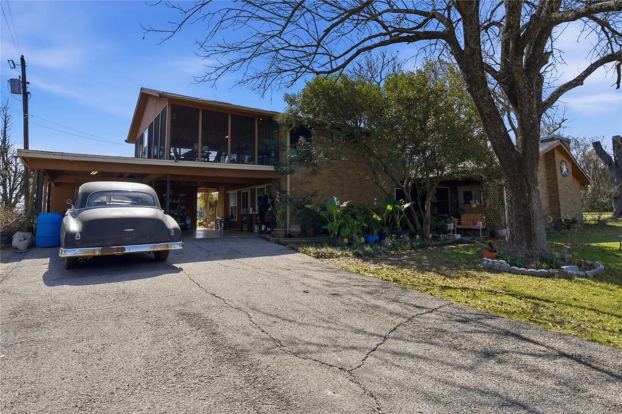 Single Family Residence For Sale in Henderson County , 442 Rosemary Drive, Trinidad, Texas 75163, 3 Bedroom, 3 Bathroom, Garage spaces, 2,430 Sqft, built in 1972, mls#21185922, Real Estate Agent in Trinidad, Homes For Sale in Henderson county, Homes For Sale in Trinidad, Realtor in Trinidad Texas, Real Estate Brokerage Independent Realty Texas, Luminita Cordes Realtor