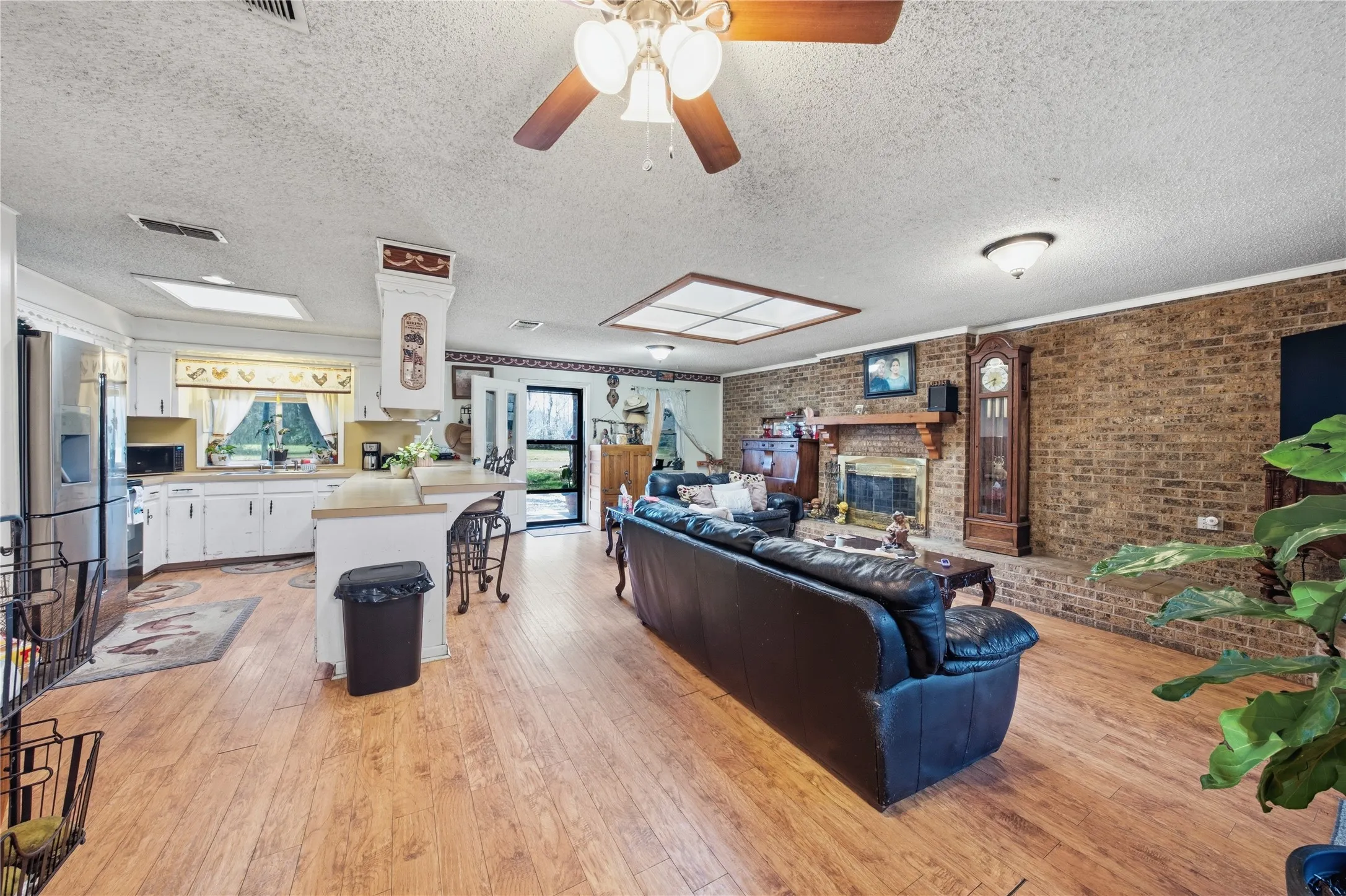 Single Family Residence For Sale in Henderson County , 442 Rosemary Drive, Trinidad, Texas 75163, 3 Bedroom, 3 Bathroom, Garage spaces, 2,430 Sqft, built in 1972, mls#21185922, Real Estate Agent in Trinidad, Homes For Sale in Henderson county, Homes For Sale in Trinidad, Realtor in Trinidad Texas, Real Estate Brokerage Independent Realty Texas, Luminita Cordes Realtor