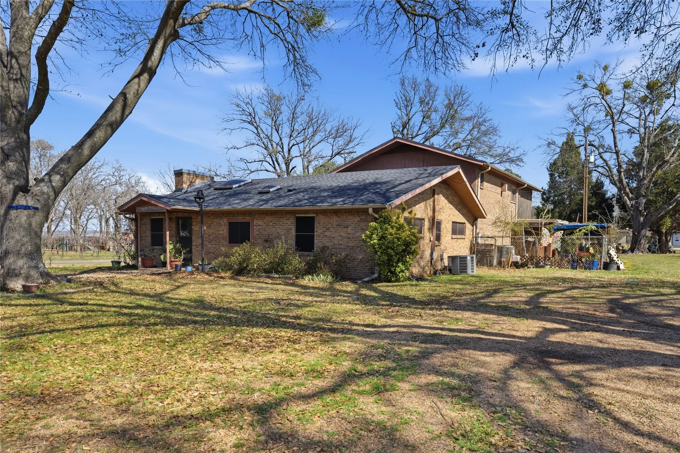 Single Family Residence For Sale in Henderson County , 442 Rosemary Drive, Trinidad, Texas 75163, 3 Bedroom, 3 Bathroom, Garage spaces, 2,430 Sqft, built in 1972, mls#21185922, Real Estate Agent in Trinidad, Homes For Sale in Henderson county, Homes For Sale in Trinidad, Realtor in Trinidad Texas, Real Estate Brokerage Independent Realty Texas, Luminita Cordes Realtor
