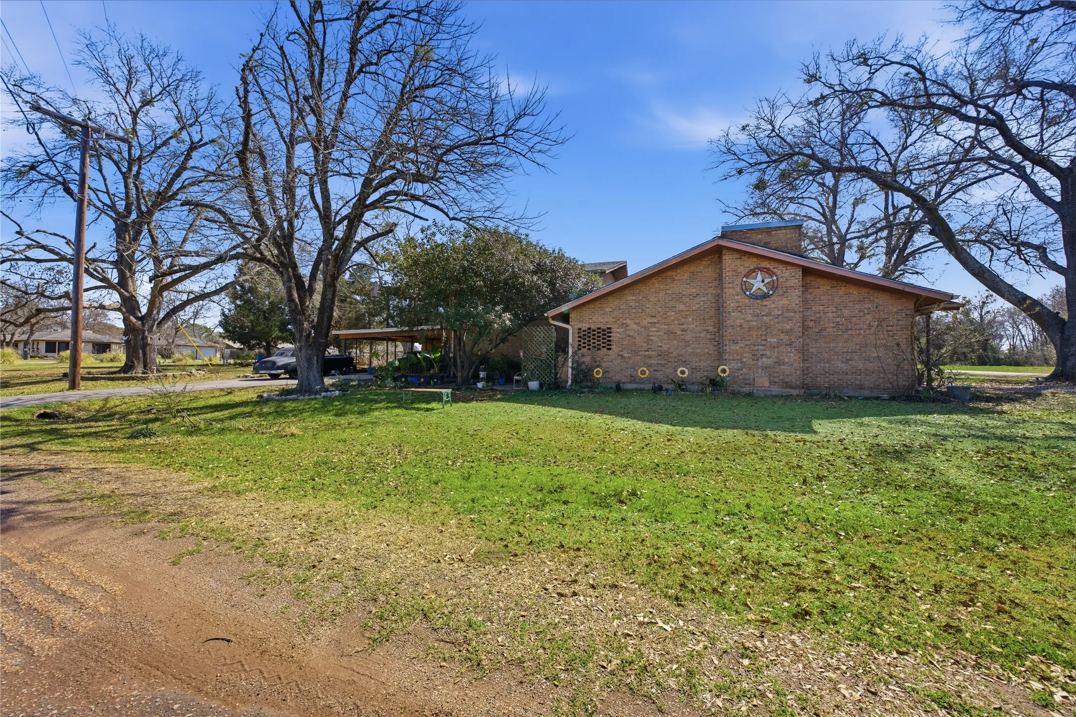 Single Family Residence For Sale in Henderson County , 442 Rosemary Drive, Trinidad, Texas 75163, 3 Bedroom, 3 Bathroom, Garage spaces, 2,430 Sqft, built in 1972, mls#21185922, Real Estate Agent in Trinidad, Homes For Sale in Henderson county, Homes For Sale in Trinidad, Realtor in Trinidad Texas, Real Estate Brokerage Independent Realty Texas, Luminita Cordes Realtor