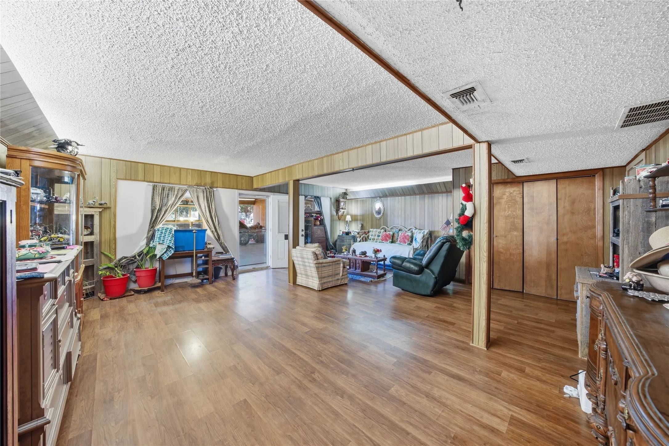 Single Family Residence For Sale in Henderson County , 442 Rosemary Drive, Trinidad, Texas 75163, 3 Bedroom, 3 Bathroom, Garage spaces, 2,430 Sqft, built in 1972, mls#21185922, Real Estate Agent in Trinidad, Homes For Sale in Henderson county, Homes For Sale in Trinidad, Realtor in Trinidad Texas, Real Estate Brokerage Independent Realty Texas, Luminita Cordes Realtor