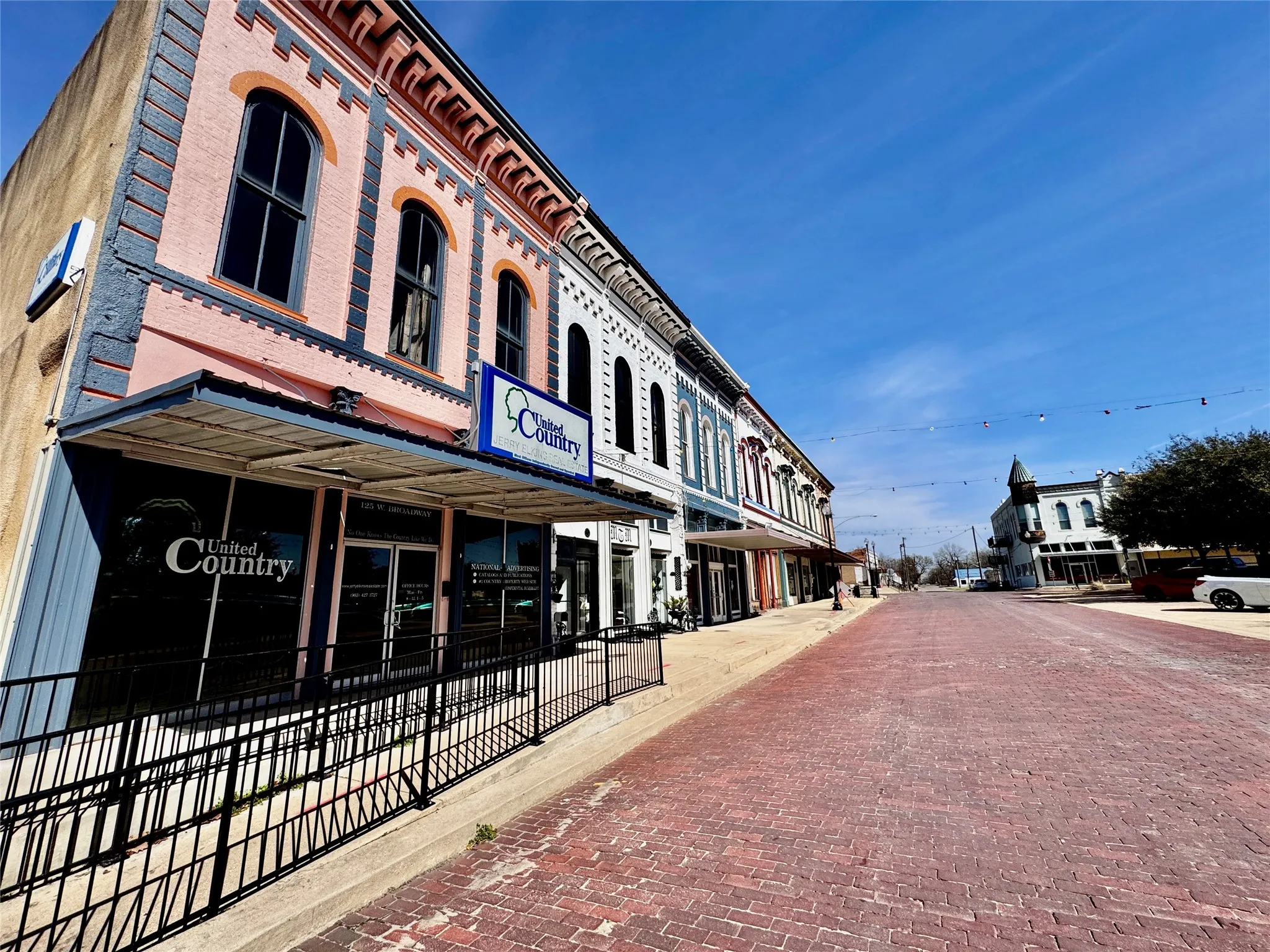 Office For Sale in Red River (TX) County , 125 W Broadway Street, Clarksville, Texas 75426, 0, 0, Garage spaces, 2,470 Sqft, built in 1870, mls#21186117, Real Estate Agent in Clarksville, Homes For Sale in Red River (TX) county, Homes For Sale in Clarksville, Realtor in Clarksville Texas, Real Estate Brokerage Independent Realty Texas, Luminita Cordes Realtor