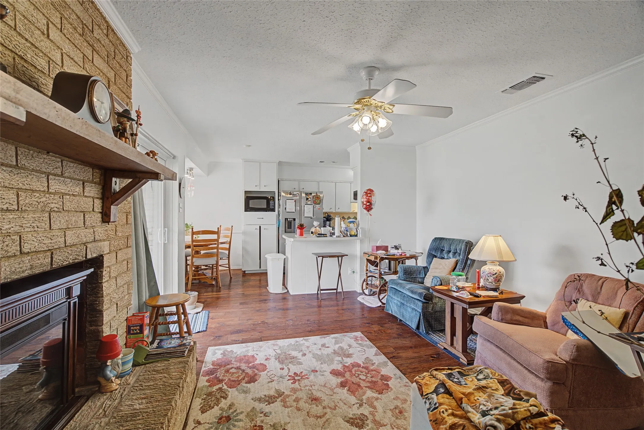 Single Family Residence For Sale in Tarrant County , 2009 Charleston Drive, Bedford, Texas 76022, 3 Bedrooms, 2 Bathrooms, 2 Garage spaces, 1,275 Sqft, built in 1966, Price $309,000, mls#21186821, Real Estate Agent in Bedford, Homes For Sale in Tarrant county, Homes For Sale in Bedford, Realtor in Bedford Texas, Real Estate Brokerage Independent Realty Texas, Luminita Cordes Realtor