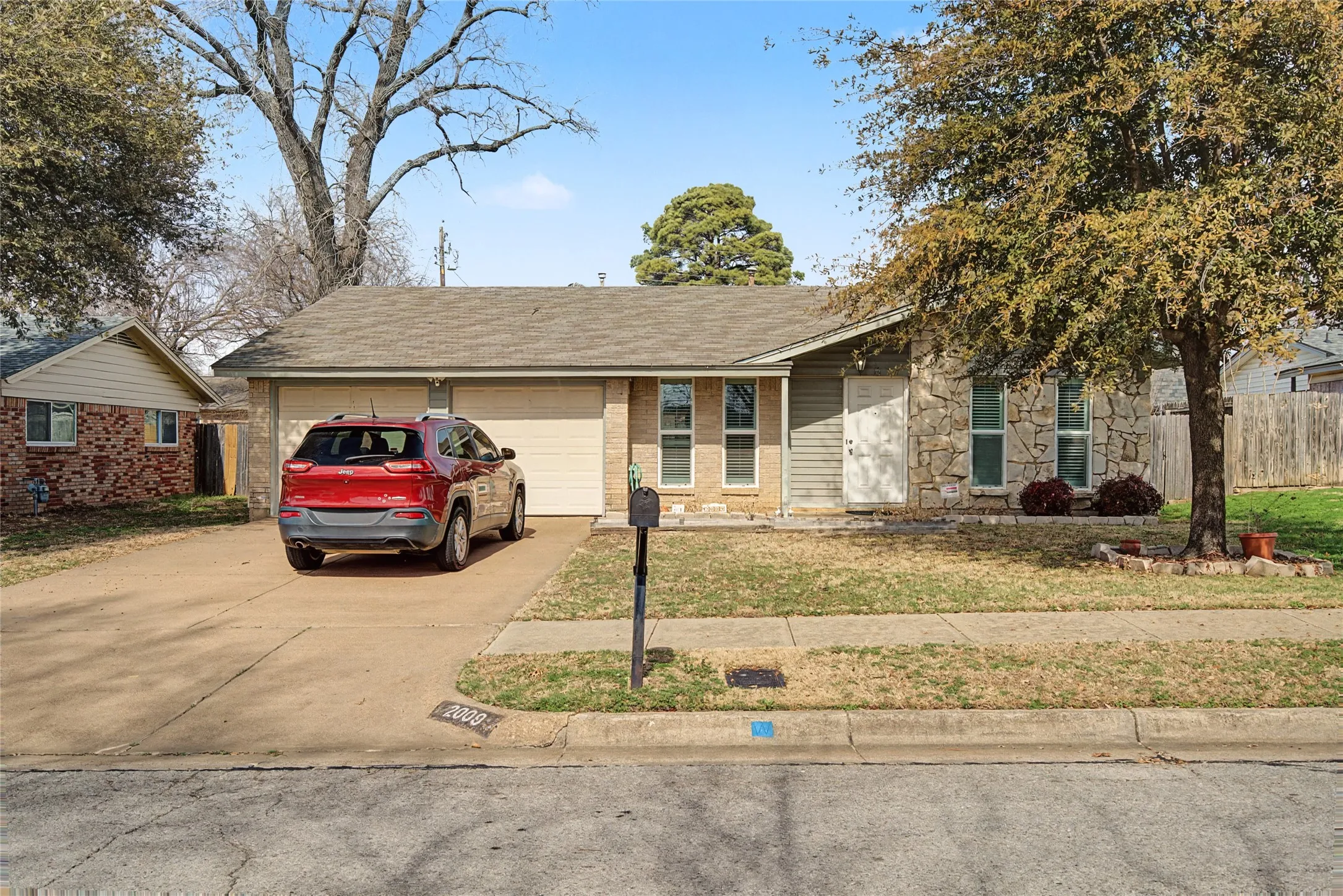 Single Family Residence For Sale in Tarrant County , 2009 Charleston Drive, Bedford, Texas 76022, 3 Bedrooms, 2 Bathrooms, 2 Garage spaces, 1,275 Sqft, built in 1966, Price $309,000, mls#21186821, Real Estate Agent in Bedford, Homes For Sale in Tarrant county, Homes For Sale in Bedford, Realtor in Bedford Texas, Real Estate Brokerage Independent Realty Texas, Luminita Cordes Realtor