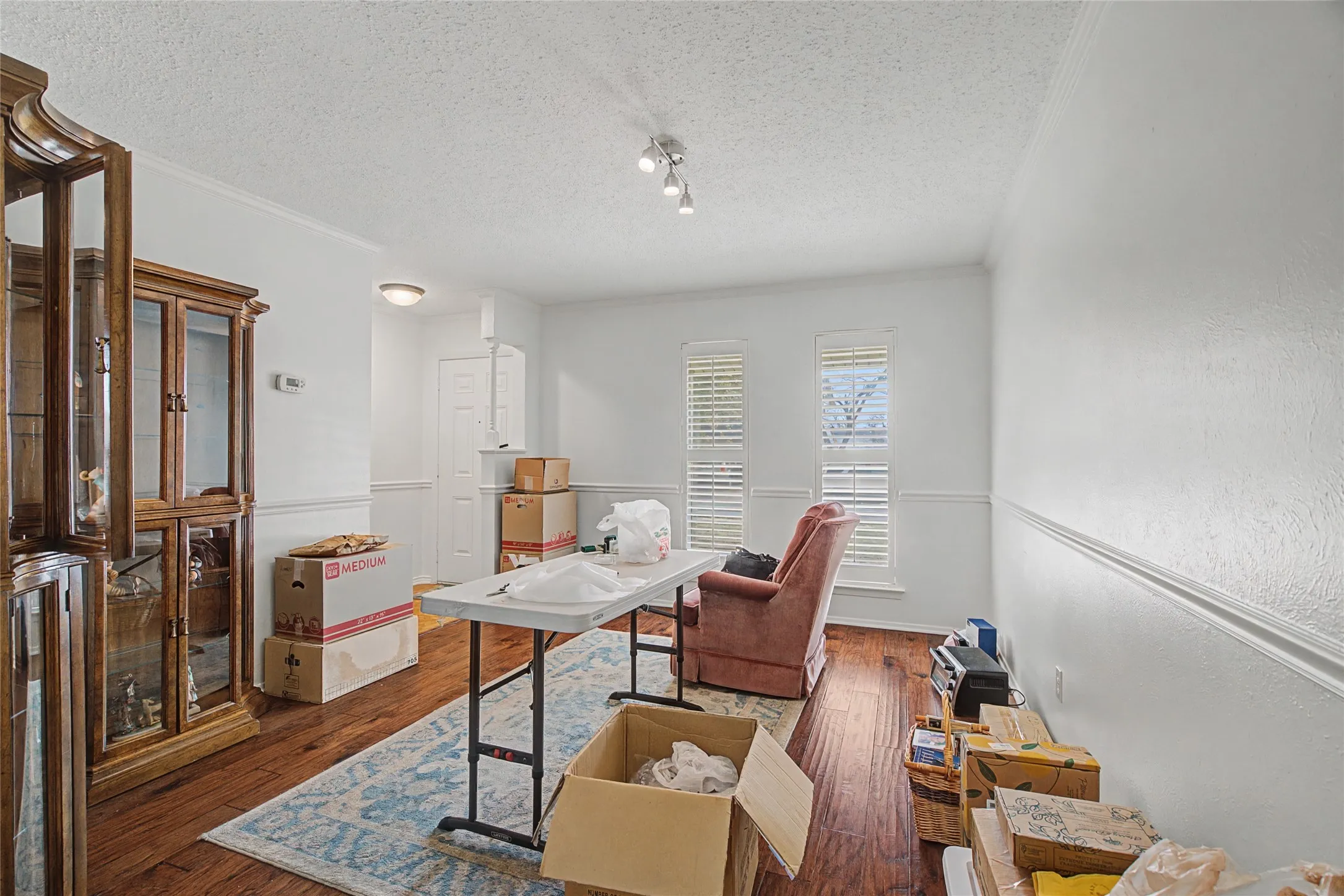 Single Family Residence For Sale in Tarrant County , 2009 Charleston Drive, Bedford, Texas 76022, 3 Bedrooms, 2 Bathrooms, 2 Garage spaces, 1,275 Sqft, built in 1966, Price $309,000, mls#21186821, Real Estate Agent in Bedford, Homes For Sale in Tarrant county, Homes For Sale in Bedford, Realtor in Bedford Texas, Real Estate Brokerage Independent Realty Texas, Luminita Cordes Realtor