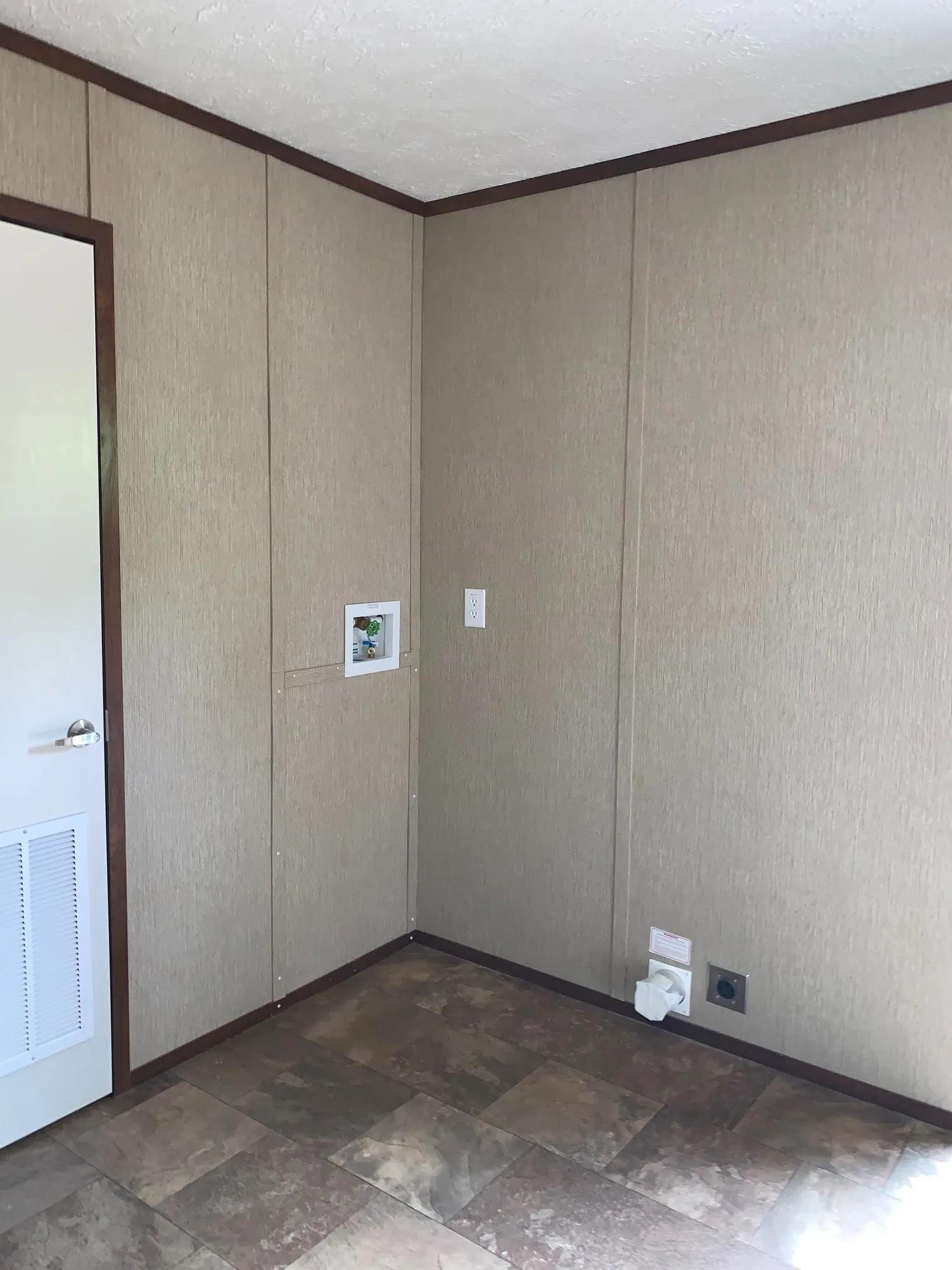 Manufactured Home For Sale in Mc Lennan County , 3702 B Katy Lane, Waco, Texas 76705, 2 Bedroom, 1 Bathroom, Garage spaces, 672 Sqft, built in 2016, mls#21186851, Real Estate Agent in Waco, Homes For Sale in Mc Lennan county, Homes For Sale in Waco, Realtor in Waco Texas, Real Estate Brokerage Independent Realty Texas, Luminita Cordes Realtor