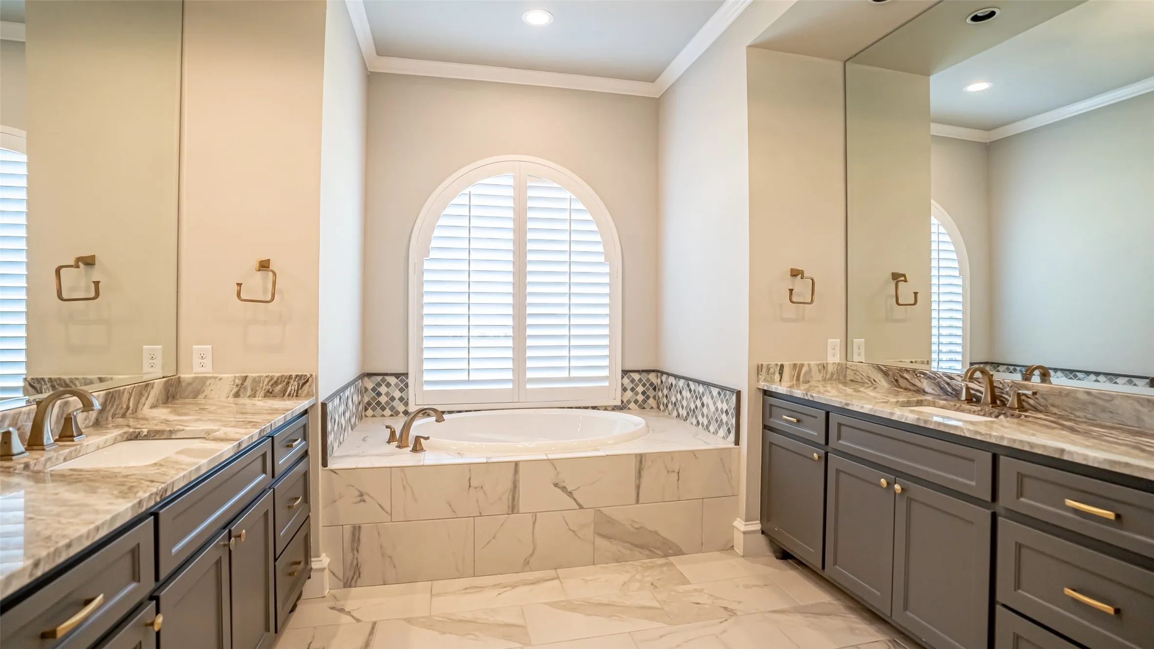 Single Family Residence For Sale in Parker County , 195 Angelina Drive, Aledo, Texas 76008, 5 Bedroom, 5 Bathroom, 4 Garage spaces, 5,510 Sqft, built in 2018, Price $1,895,000, mls#21185948, Real Estate Agent in Aledo, Homes For Sale in Parker county, Homes For Sale in Aledo, Realtor in Aledo Texas, Real Estate Brokerage Independent Realty Texas, Luminita Cordes Realtor