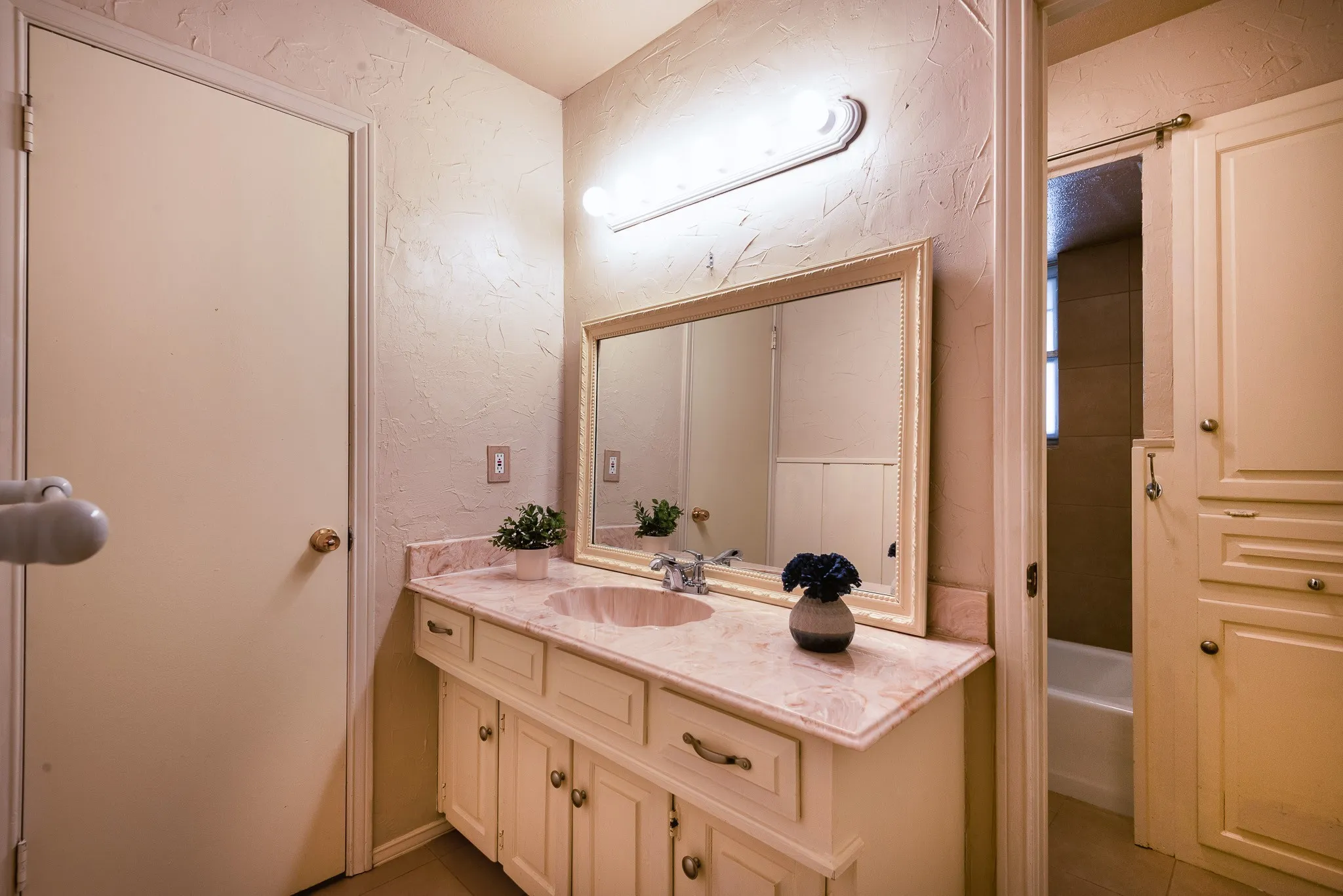 Single Family Residence For Sale in Dallas County , 5731 Mona Lane, Dallas, Texas 75236, 4 Bedroom, 5 Bathroom, Garage spaces, 3,905 Sqft, built in 1969, Preowned, mls#21186908, Real Estate Agent in Dallas, Homes For Sale in Dallas county, Homes For Sale in Dallas, Realtor in Dallas Texas, Real Estate Brokerage Independent Realty Texas, Luminita Cordes Realtor