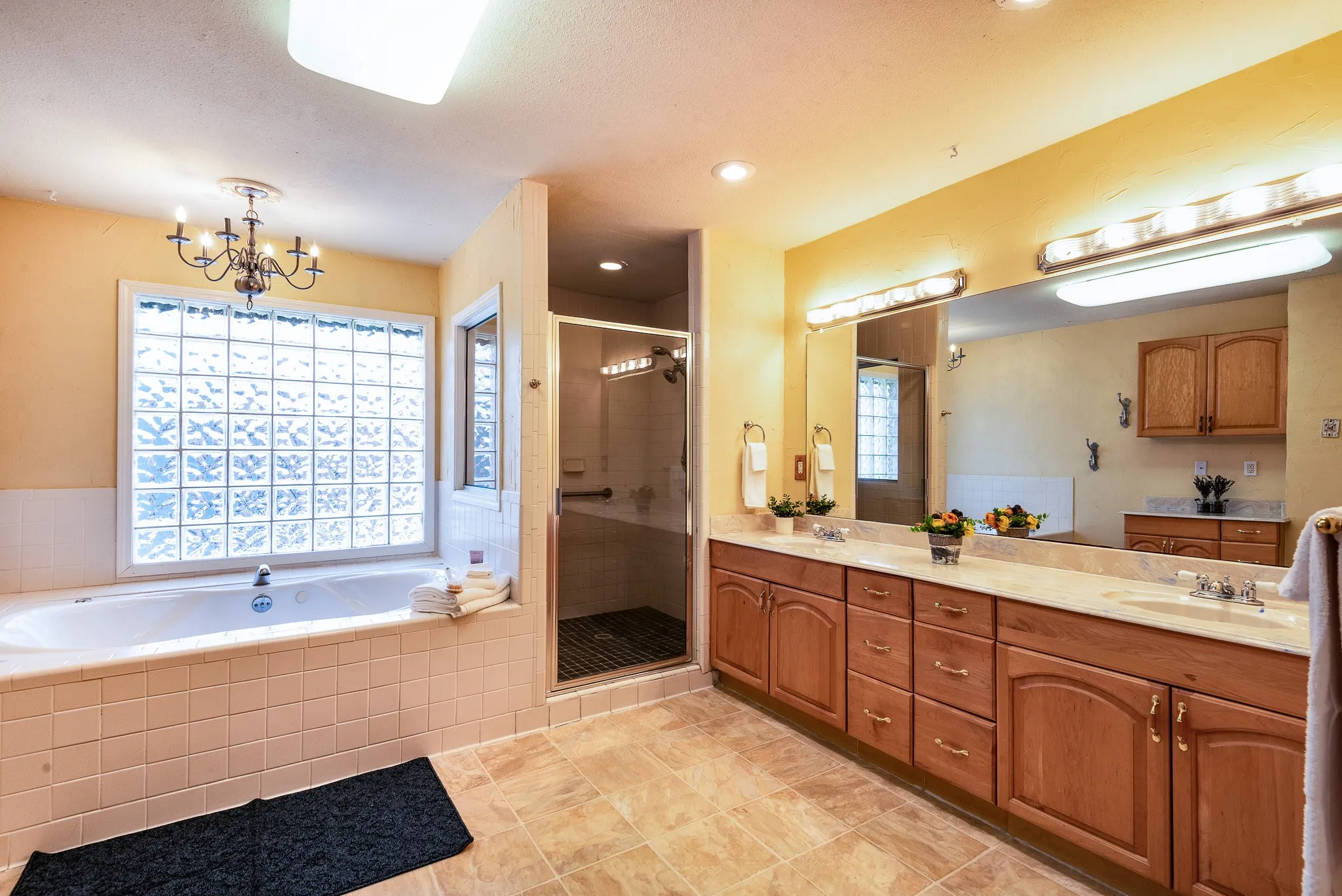 Primary bath with dual sinks, tub, large shower