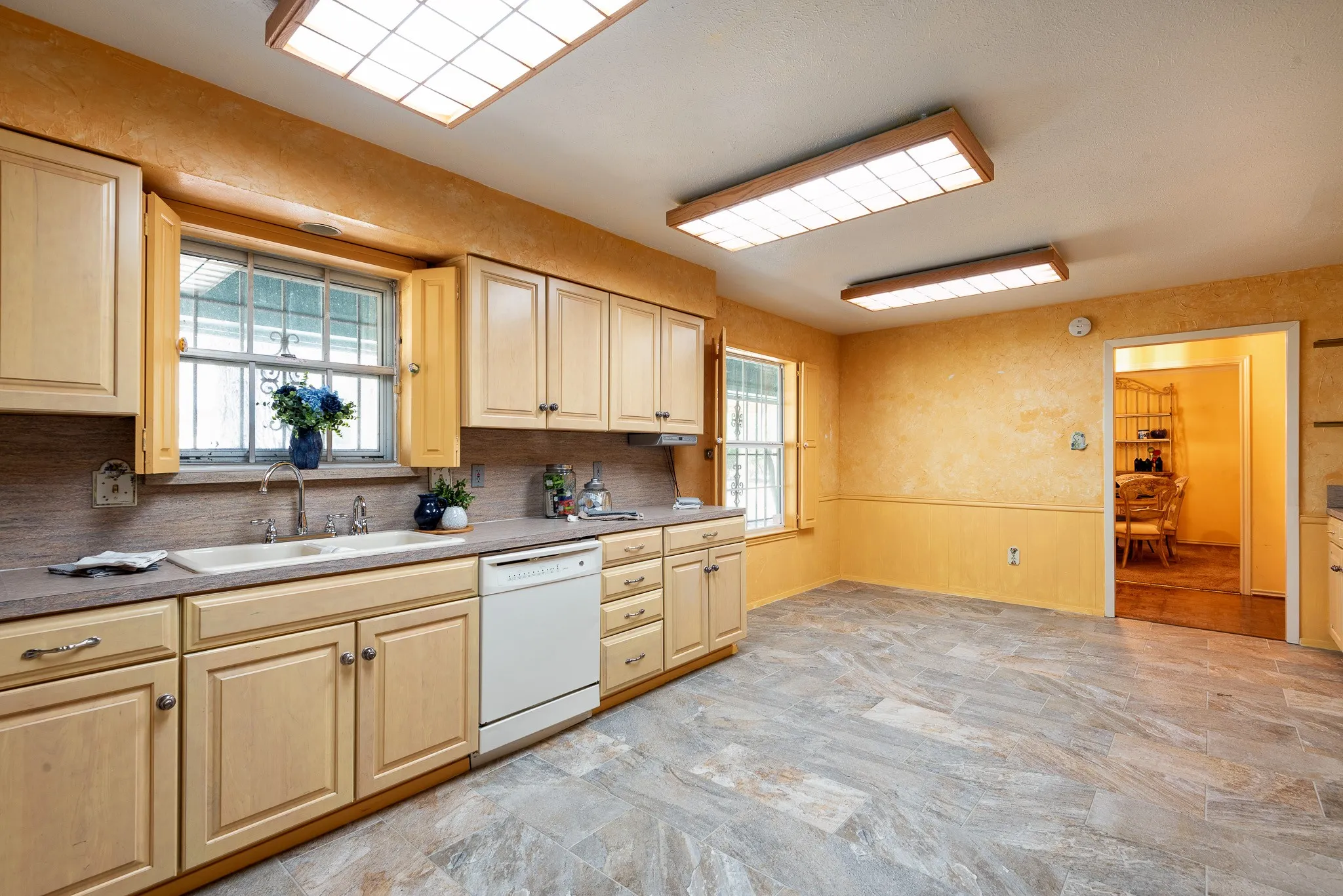 Single Family Residence For Sale in Dallas County , 5731 Mona Lane, Dallas, Texas 75236, 4 Bedroom, 5 Bathroom, Garage spaces, 3,905 Sqft, built in 1969, Preowned, mls#21186908, Real Estate Agent in Dallas, Homes For Sale in Dallas county, Homes For Sale in Dallas, Realtor in Dallas Texas, Real Estate Brokerage Independent Realty Texas, Luminita Cordes Realtor