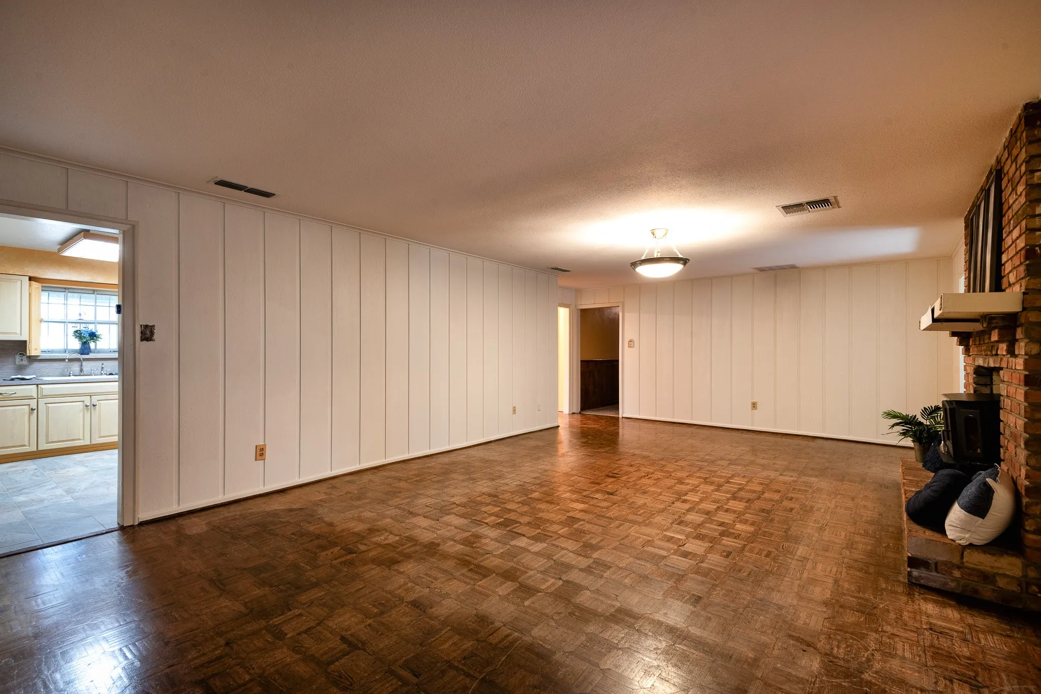 Single Family Residence For Sale in Dallas County , 5731 Mona Lane, Dallas, Texas 75236, 4 Bedroom, 5 Bathroom, Garage spaces, 3,905 Sqft, built in 1969, Preowned, mls#21186908, Real Estate Agent in Dallas, Homes For Sale in Dallas county, Homes For Sale in Dallas, Realtor in Dallas Texas, Real Estate Brokerage Independent Realty Texas, Luminita Cordes Realtor
