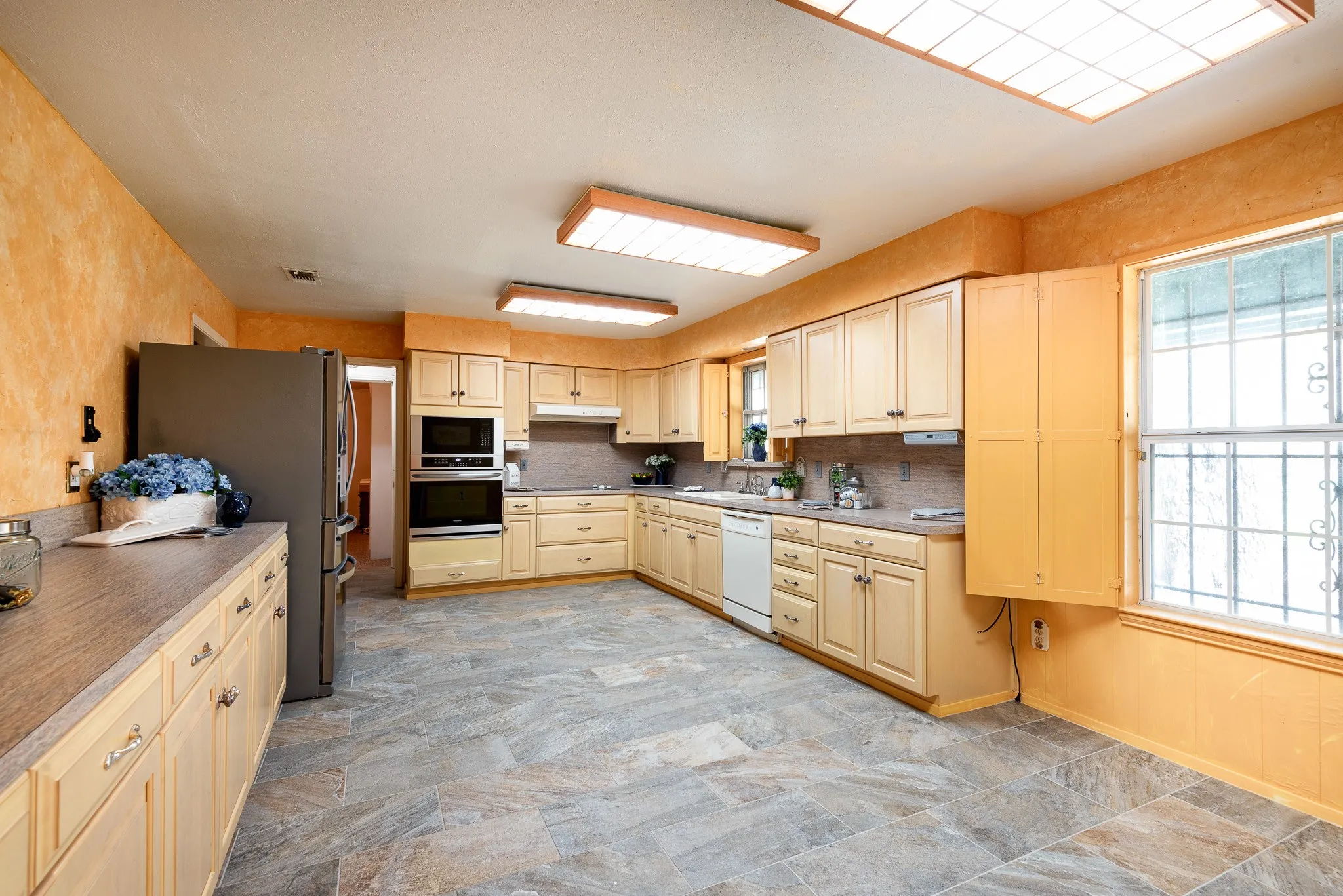 Single Family Residence For Sale in Dallas County , 5731 Mona Lane, Dallas, Texas 75236, 4 Bedroom, 5 Bathroom, Garage spaces, 3,905 Sqft, built in 1969, Preowned, mls#21186908, Real Estate Agent in Dallas, Homes For Sale in Dallas county, Homes For Sale in Dallas, Realtor in Dallas Texas, Real Estate Brokerage Independent Realty Texas, Luminita Cordes Realtor