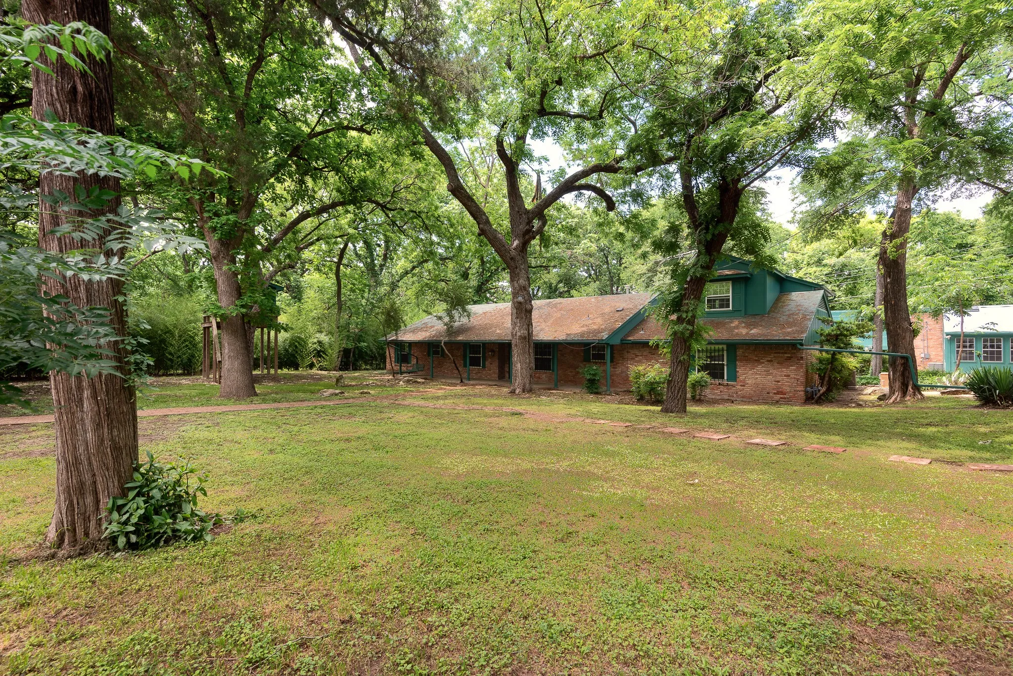 Single Family Residence For Sale in Dallas County , 5731 Mona Lane, Dallas, Texas 75236, 4 Bedroom, 5 Bathroom, Garage spaces, 3,905 Sqft, built in 1969, Preowned, mls#21186908, Real Estate Agent in Dallas, Homes For Sale in Dallas county, Homes For Sale in Dallas, Realtor in Dallas Texas, Real Estate Brokerage Independent Realty Texas, Luminita Cordes Realtor