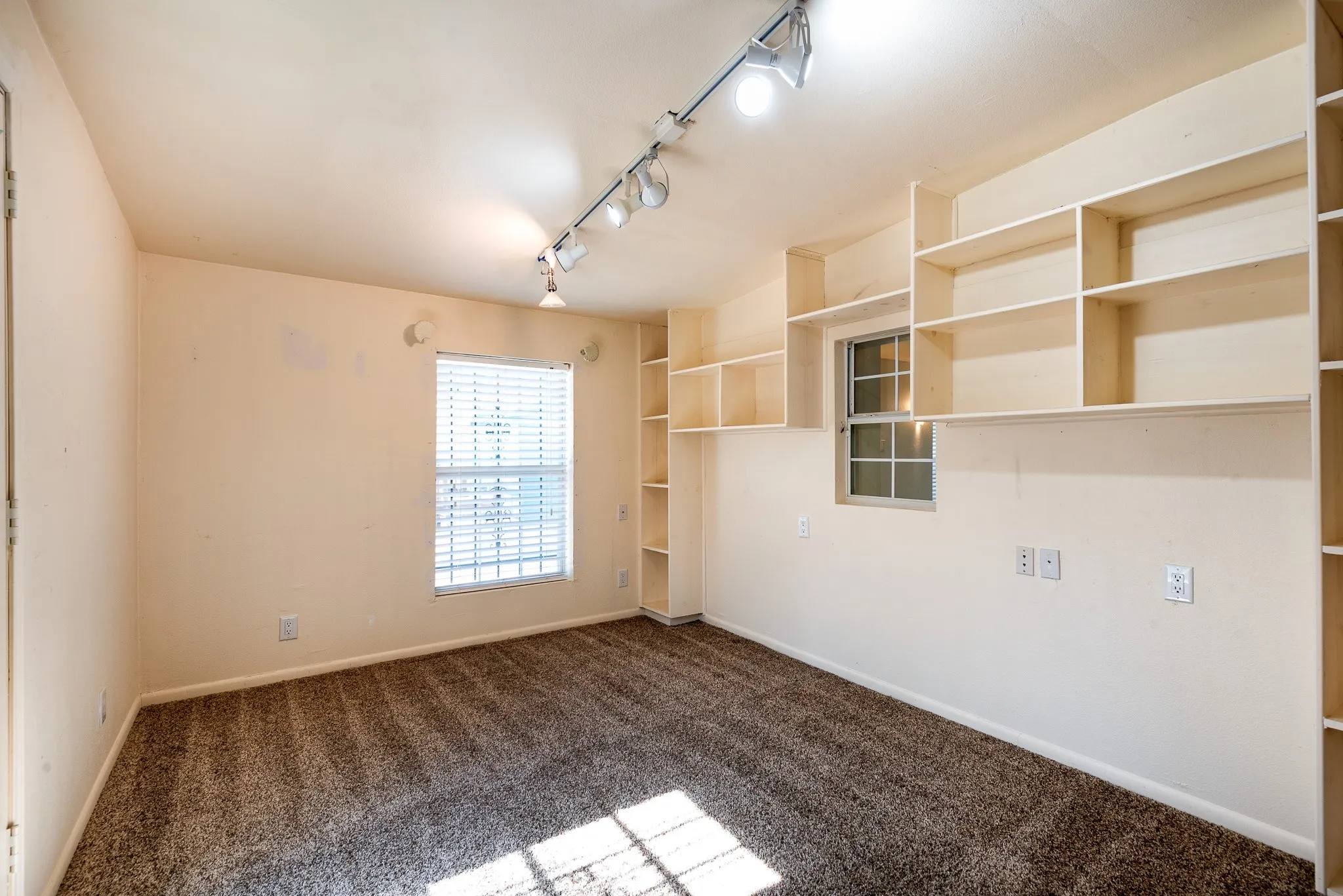 Single Family Residence For Sale in Dallas County , 5731 Mona Lane, Dallas, Texas 75236, 4 Bedroom, 5 Bathroom, Garage spaces, 3,905 Sqft, built in 1969, Preowned, mls#21186908, Real Estate Agent in Dallas, Homes For Sale in Dallas county, Homes For Sale in Dallas, Realtor in Dallas Texas, Real Estate Brokerage Independent Realty Texas, Luminita Cordes Realtor