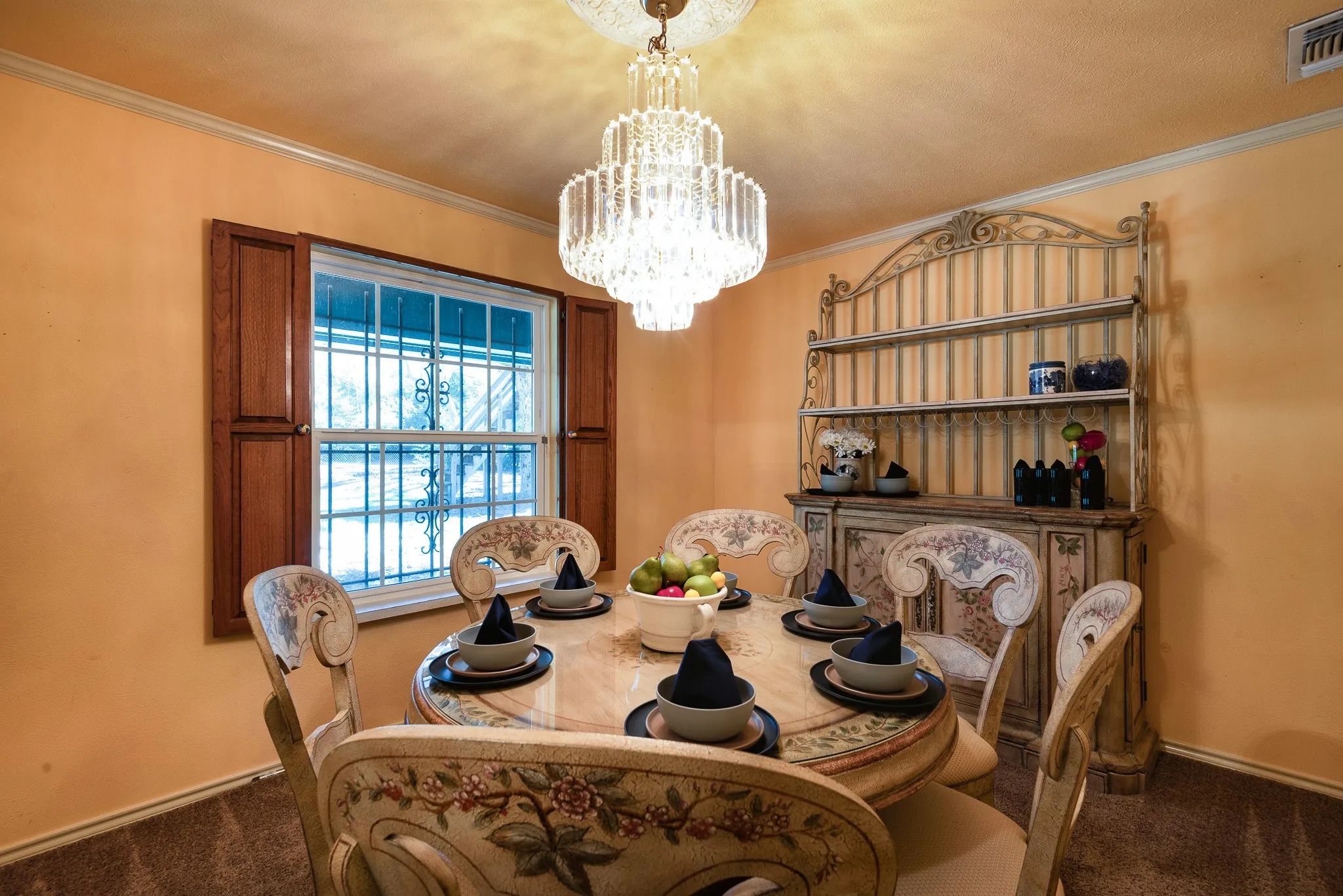 Separate formal dining area