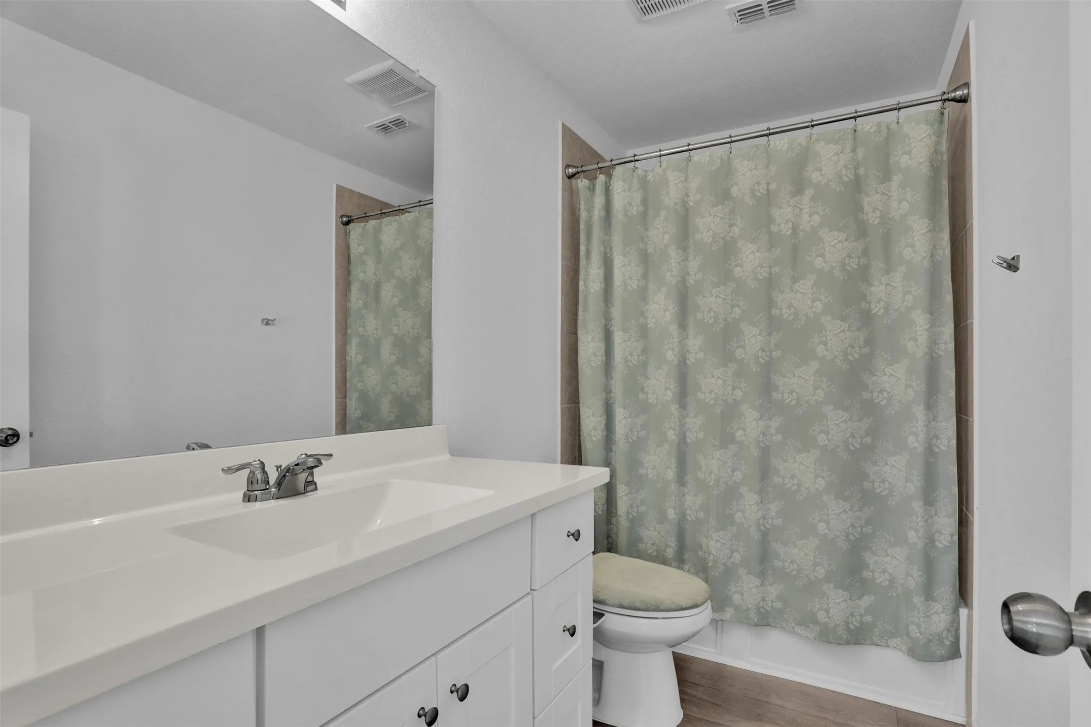 Single Family Residence For Sale in Denton County , 2301 Pyrite Drive, Little Elm, Texas 76227, 3 Bedroom, 3 Bathroom, 2 Garage spaces, 2,075 Sqft, built in 2021, Preowned, mls#21187007, Real Estate Agent in Little Elm, Homes For Sale in Denton county, Homes For Sale in Little Elm, Realtor in Little Elm Texas, Real Estate Brokerage Independent Realty Texas, Luminita Cordes Realtor