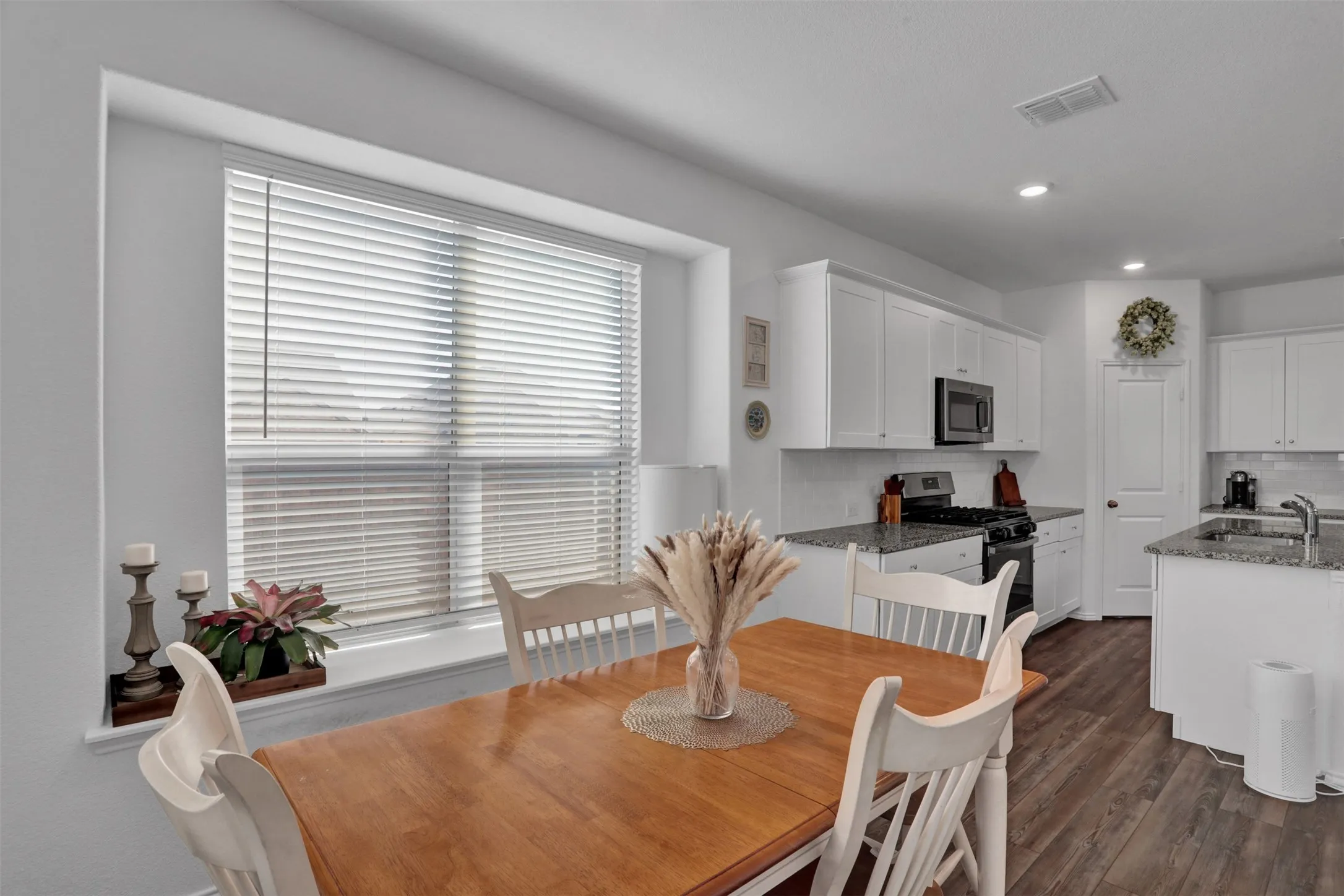 Single Family Residence For Sale in Denton County , 2301 Pyrite Drive, Little Elm, Texas 76227, 3 Bedroom, 3 Bathroom, 2 Garage spaces, 2,075 Sqft, built in 2021, Preowned, mls#21187007, Real Estate Agent in Little Elm, Homes For Sale in Denton county, Homes For Sale in Little Elm, Realtor in Little Elm Texas, Real Estate Brokerage Independent Realty Texas, Luminita Cordes Realtor