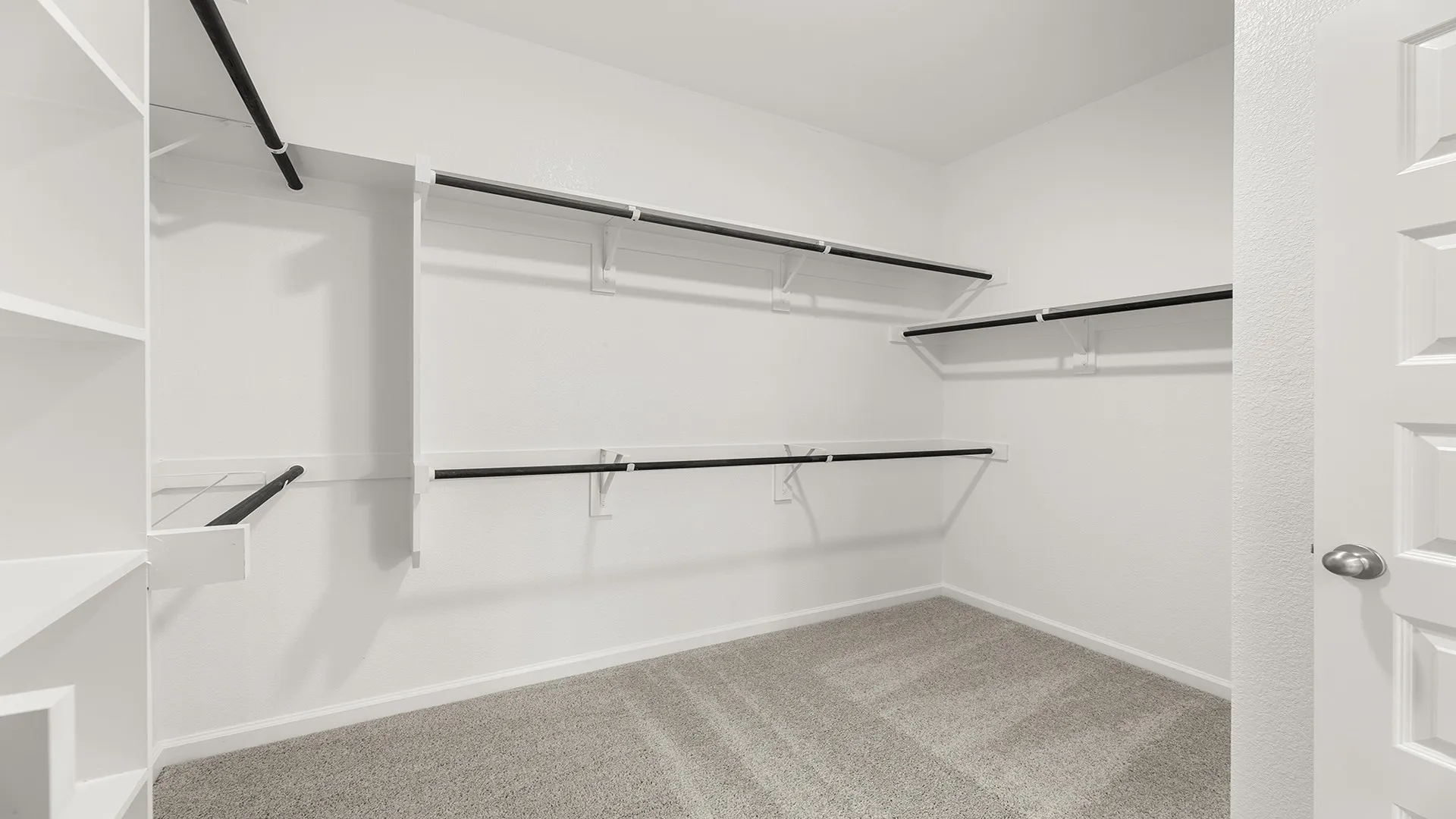 20. 1716 Edgeway - Closet