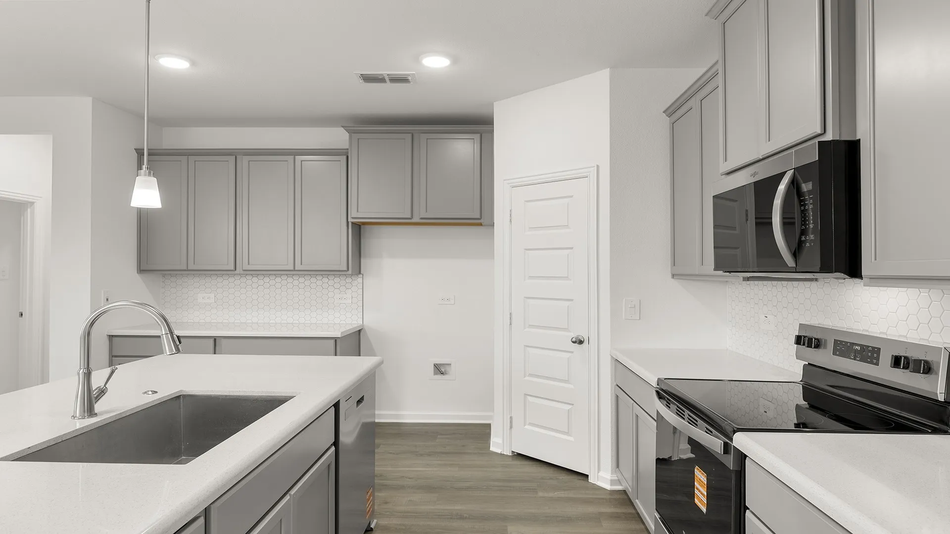 08. 1716 Edgeway - Kitchen (3)