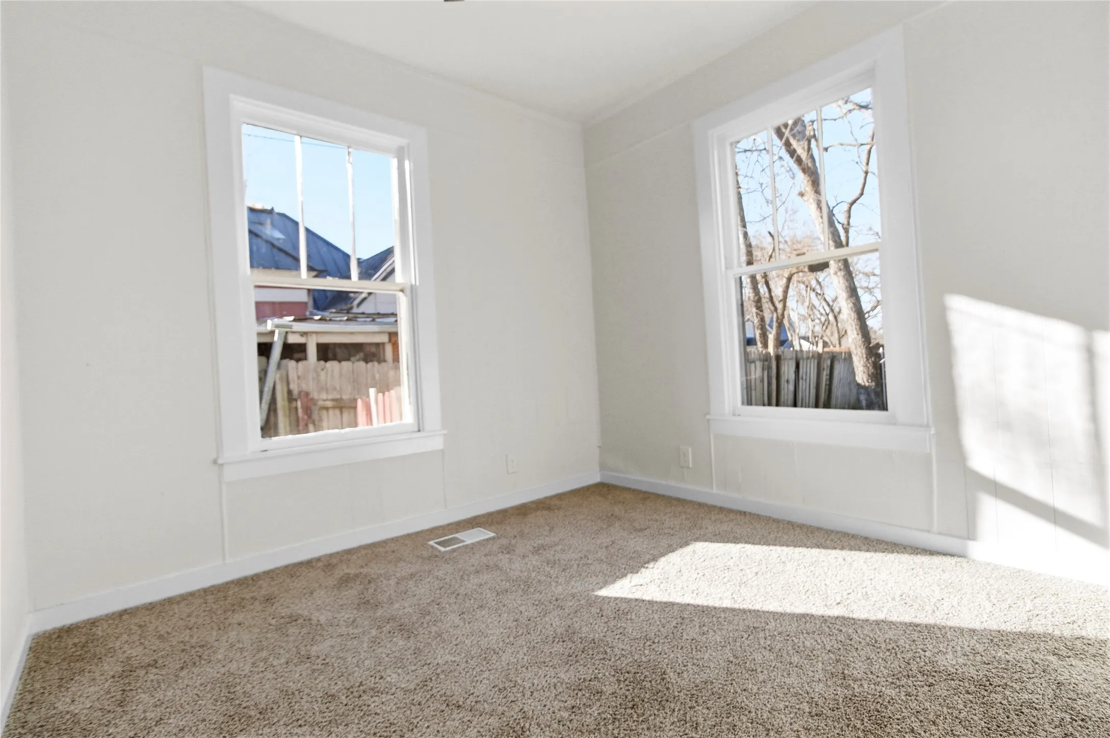 Single Family Residence For Sale in Fannin County , 215 E 12th Street, Bonham, Texas 75418, 3 Bedroom, 1 Bathroom, Garage spaces, 1,064 Sqft, built in 1935, mls#21187258, Real Estate Agent in Bonham, Homes For Sale in Fannin county, Homes For Sale in Bonham, Realtor in Bonham Texas, Real Estate Brokerage Independent Realty Texas, Luminita Cordes Realtor