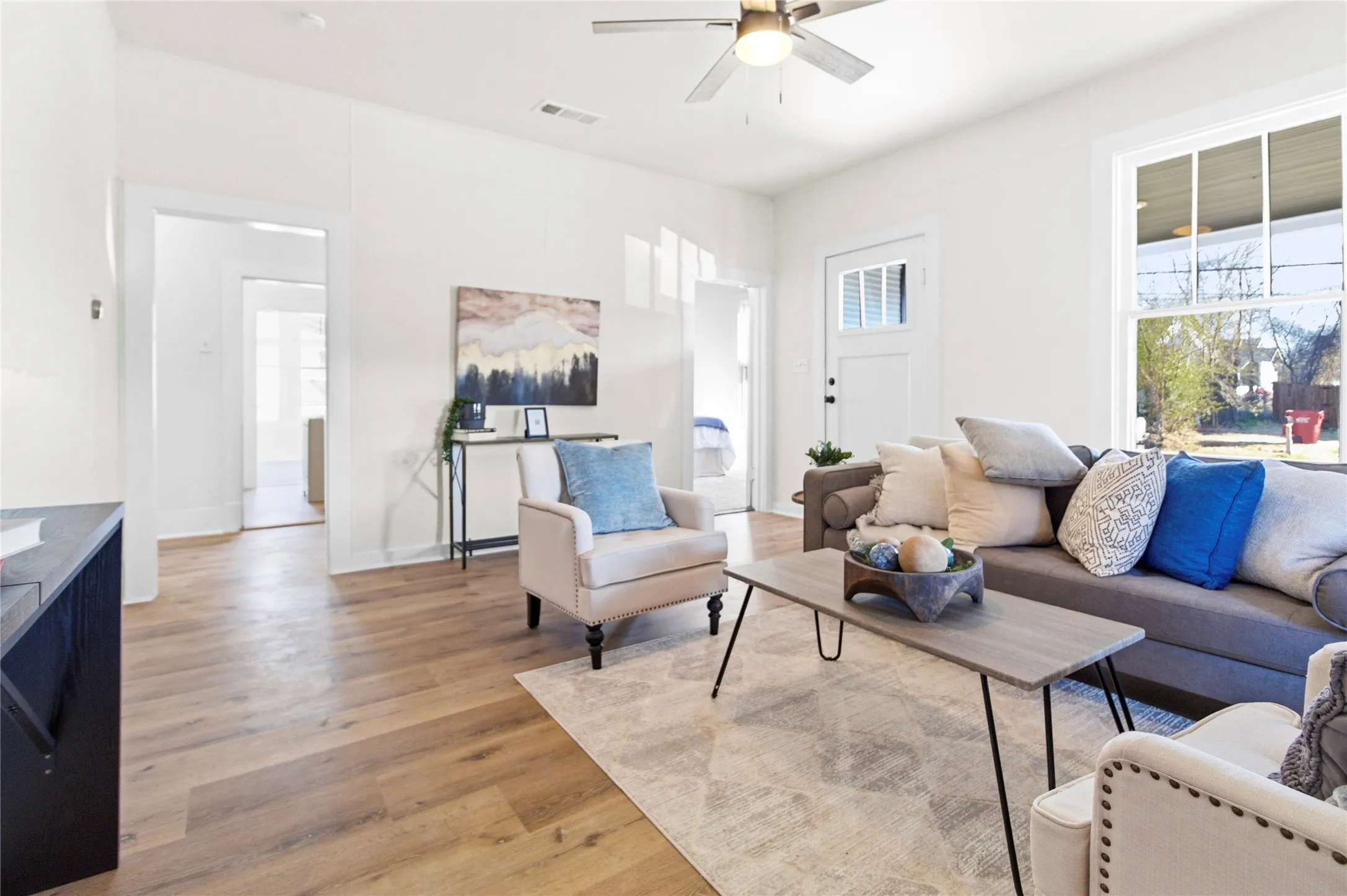 Single Family Residence For Sale in Fannin County , 215 E 12th Street, Bonham, Texas 75418, 3 Bedroom, 1 Bathroom, Garage spaces, 1,064 Sqft, built in 1935, mls#21187258, Real Estate Agent in Bonham, Homes For Sale in Fannin county, Homes For Sale in Bonham, Realtor in Bonham Texas, Real Estate Brokerage Independent Realty Texas, Luminita Cordes Realtor