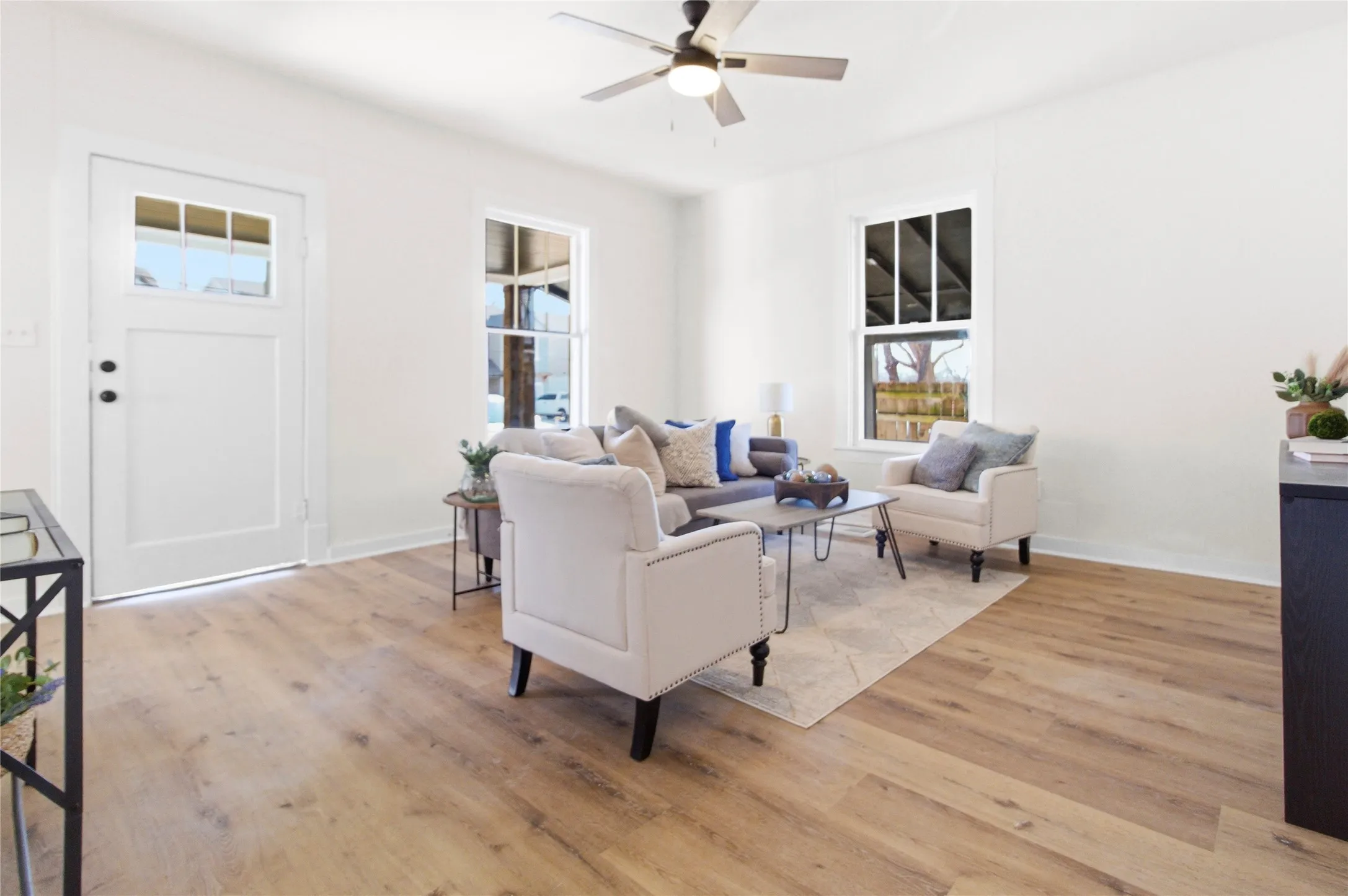 Single Family Residence For Sale in Fannin County , 215 E 12th Street, Bonham, Texas 75418, 3 Bedroom, 1 Bathroom, Garage spaces, 1,064 Sqft, built in 1935, mls#21187258, Real Estate Agent in Bonham, Homes For Sale in Fannin county, Homes For Sale in Bonham, Realtor in Bonham Texas, Real Estate Brokerage Independent Realty Texas, Luminita Cordes Realtor
