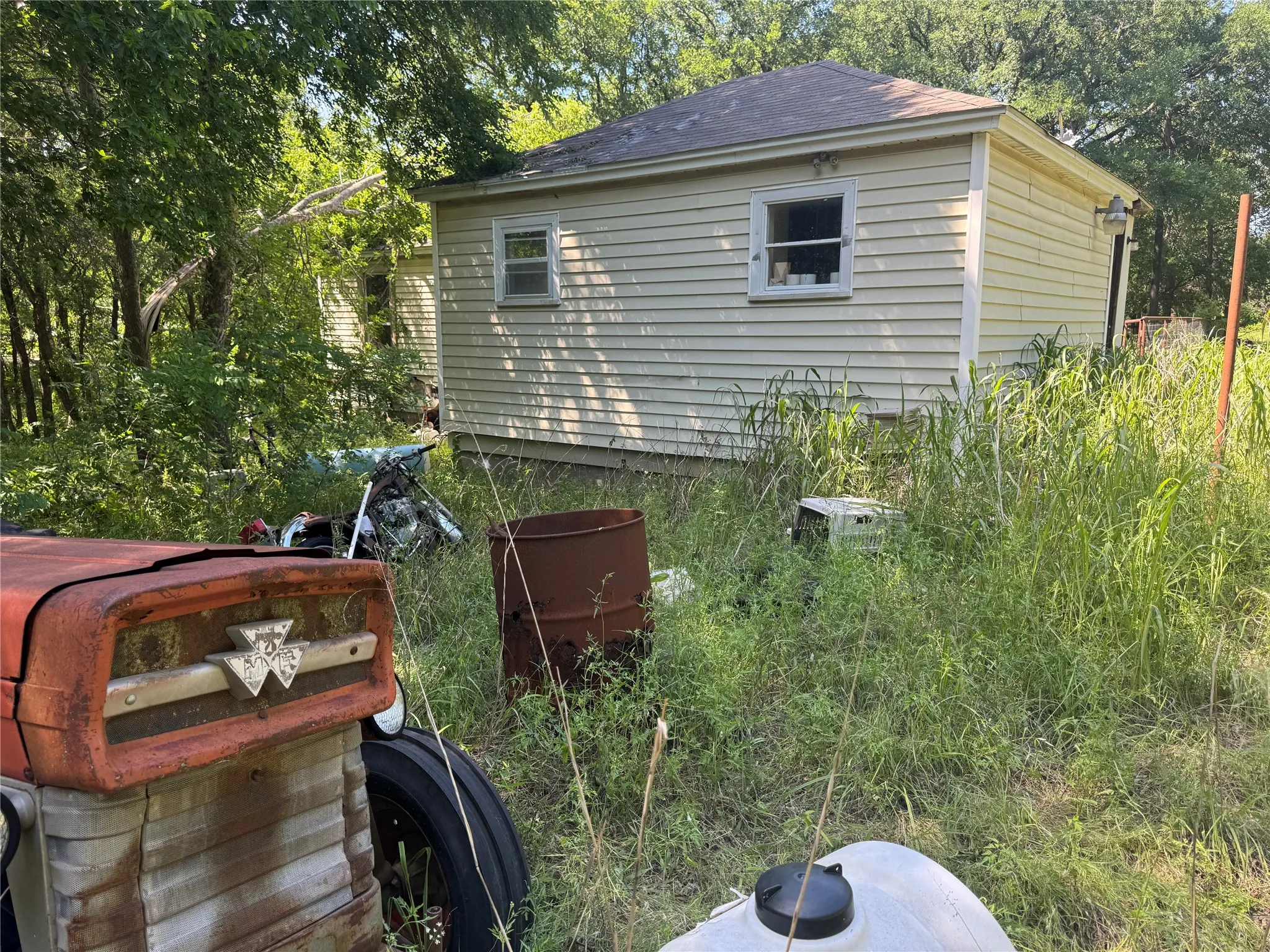 Single Family Residence For Sale in Johnson County , 329 S Skyline Court, Cresson, Texas 76035, 3 Bedrooms, 1 Bathroom, Garage spaces, 1,676 Sqft, built in 2000, Preowned, Price $169,999, mls#21182574, Real Estate Agent in Cresson, Homes For Sale in Johnson county, Homes For Sale in Cresson, Realtor in Cresson Texas, Real Estate Brokerage Independent Realty Texas, Luminita Cordes Realtor