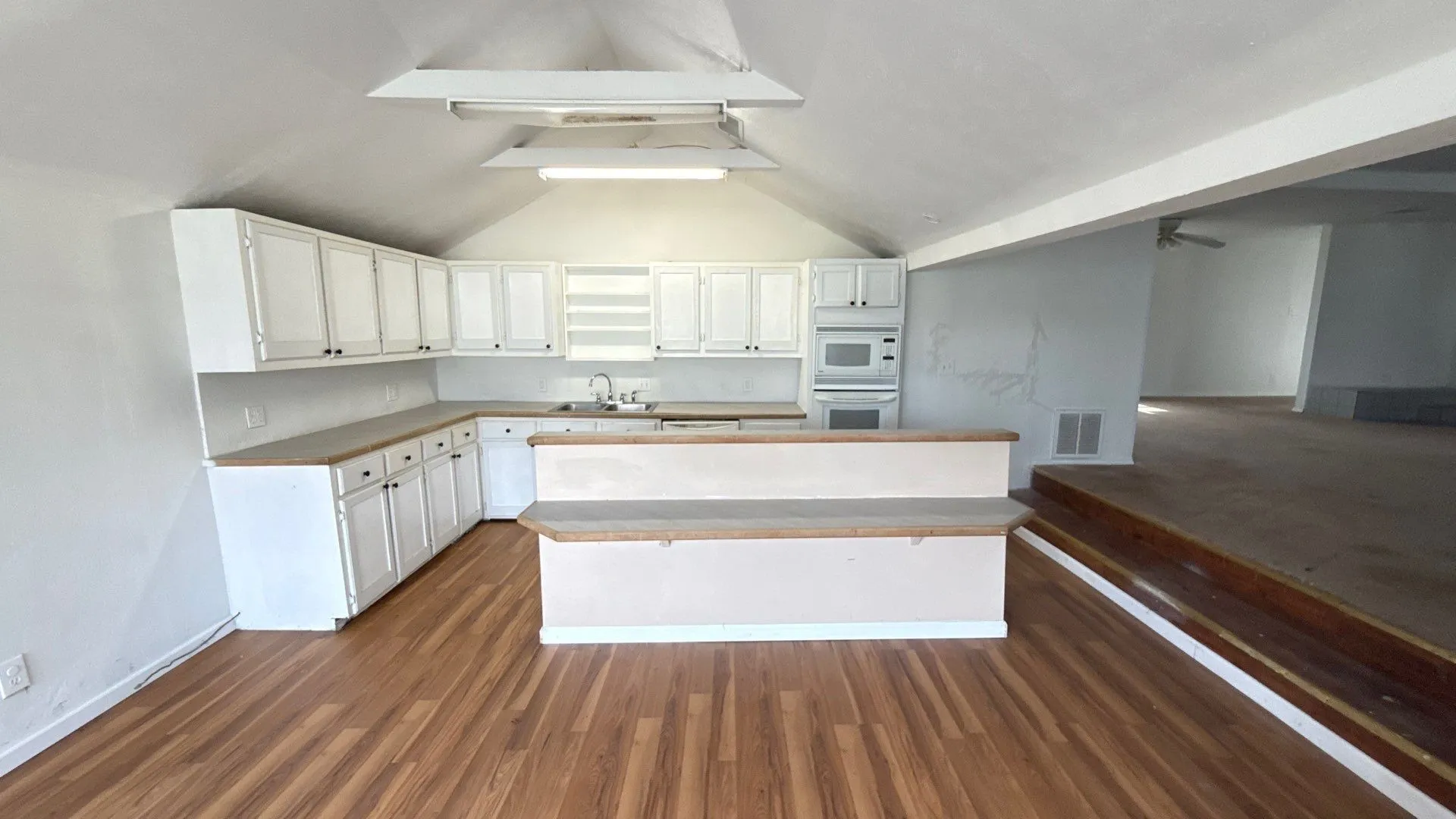 Single Family Residence For Sale in Collin County , 201 E Hubbard Street, Josephine, Texas 75173, 3 Bedroom, 3 Bathroom, Garage spaces, 2,789 Sqft, built in 1945, Preowned, mls#21185817, Real Estate Agent in Josephine, Homes For Sale in Collin county, Homes For Sale in Josephine, Realtor in Josephine Texas, Real Estate Brokerage Independent Realty Texas, Luminita Cordes Realtor
