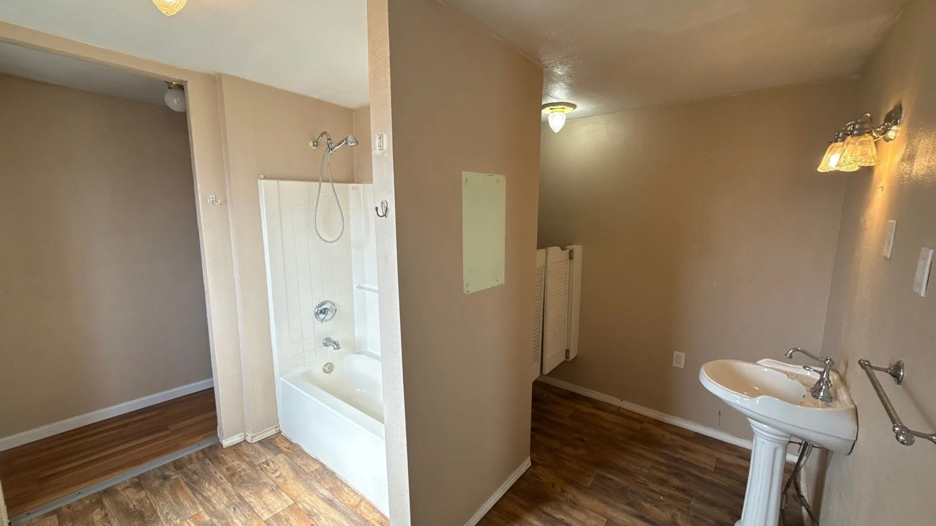 Single Family Residence For Sale in Collin County , 201 E Hubbard Street, Josephine, Texas 75173, 3 Bedroom, 3 Bathroom, Garage spaces, 2,789 Sqft, built in 1945, Preowned, mls#21185817, Real Estate Agent in Josephine, Homes For Sale in Collin county, Homes For Sale in Josephine, Realtor in Josephine Texas, Real Estate Brokerage Independent Realty Texas, Luminita Cordes Realtor