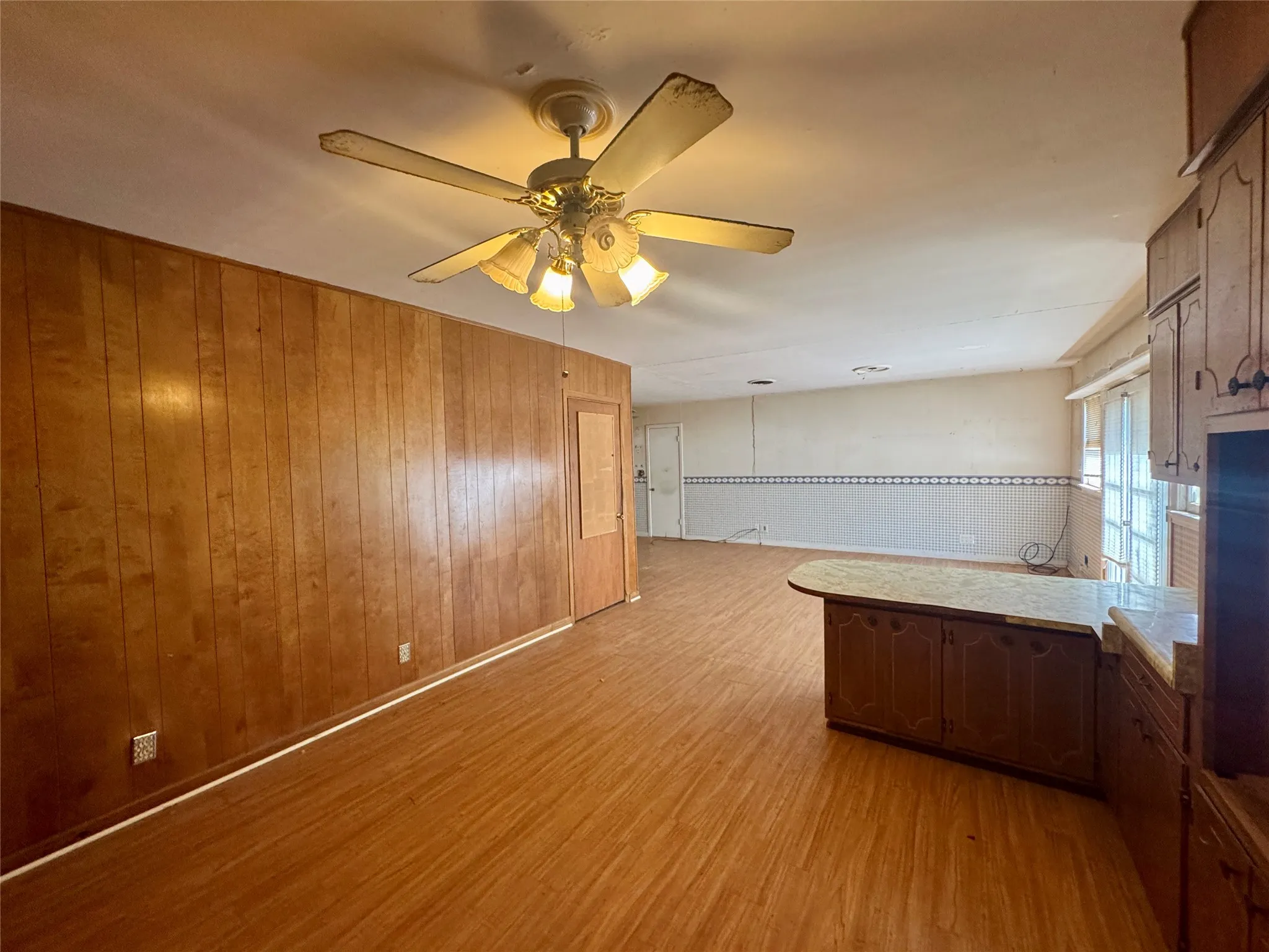 Single Family Residence For Sale in Jones County , 620 5th Street, Hawley, Texas 79525, 3 Bedroom, 2 Bathroom, Garage spaces, 2,544 Sqft, built in 1951, mls#21187377, Real Estate Agent in Hawley, Homes For Sale in Jones county, Homes For Sale in Hawley, Realtor in Hawley Texas, Real Estate Brokerage Independent Realty Texas, Luminita Cordes Realtor