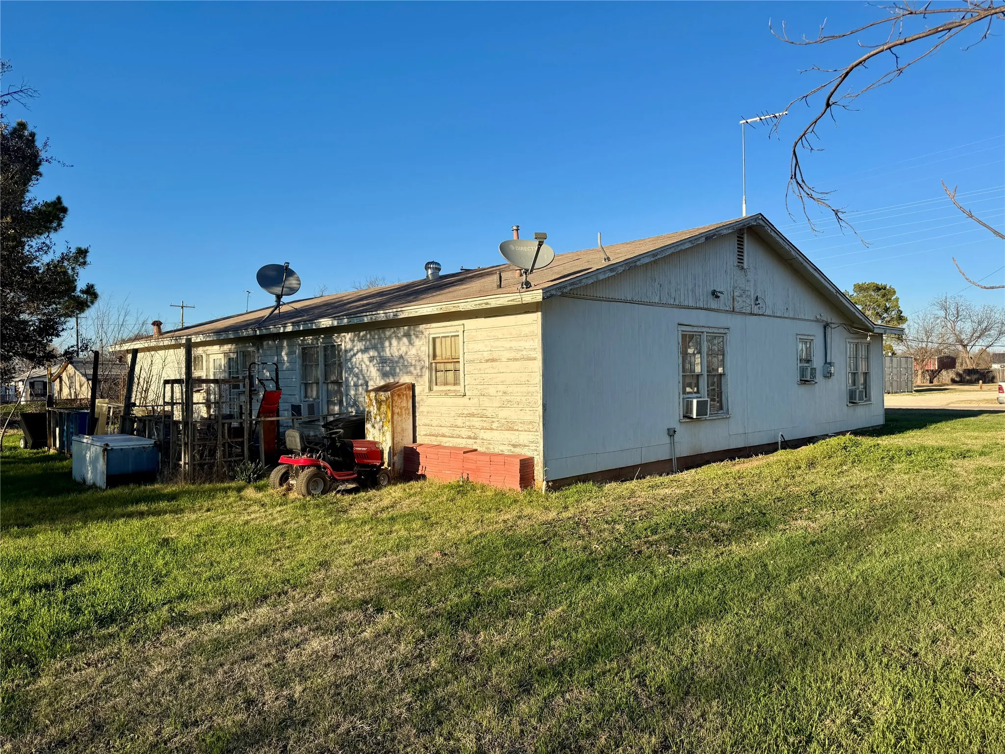 Single Family Residence For Sale in Jones County , 620 5th Street, Hawley, Texas 79525, 3 Bedroom, 2 Bathroom, Garage spaces, 2,544 Sqft, built in 1951, mls#21187377, Real Estate Agent in Hawley, Homes For Sale in Jones county, Homes For Sale in Hawley, Realtor in Hawley Texas, Real Estate Brokerage Independent Realty Texas, Luminita Cordes Realtor