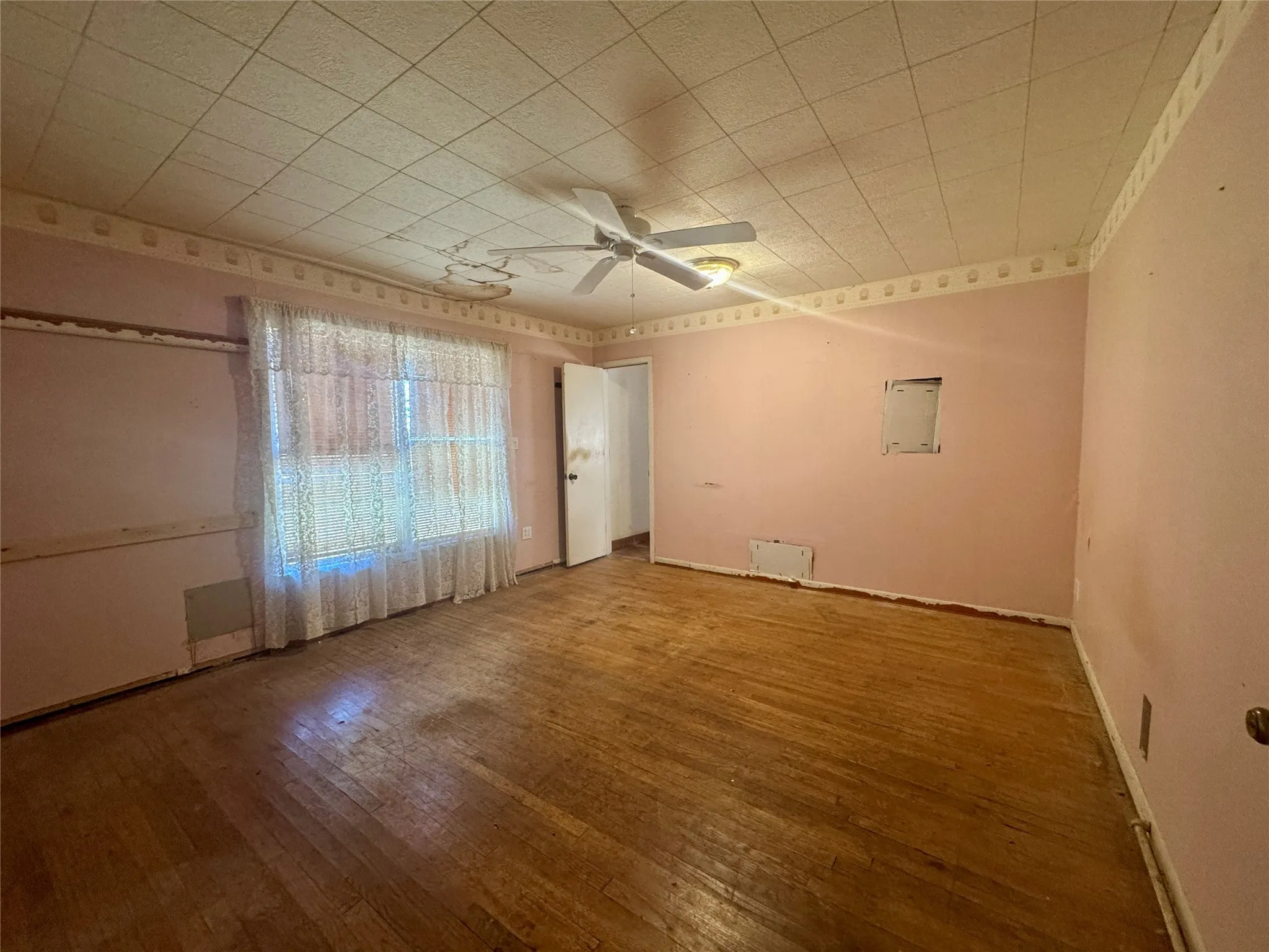 Single Family Residence For Sale in Jones County , 620 5th Street, Hawley, Texas 79525, 3 Bedroom, 2 Bathroom, Garage spaces, 2,544 Sqft, built in 1951, mls#21187377, Real Estate Agent in Hawley, Homes For Sale in Jones county, Homes For Sale in Hawley, Realtor in Hawley Texas, Real Estate Brokerage Independent Realty Texas, Luminita Cordes Realtor