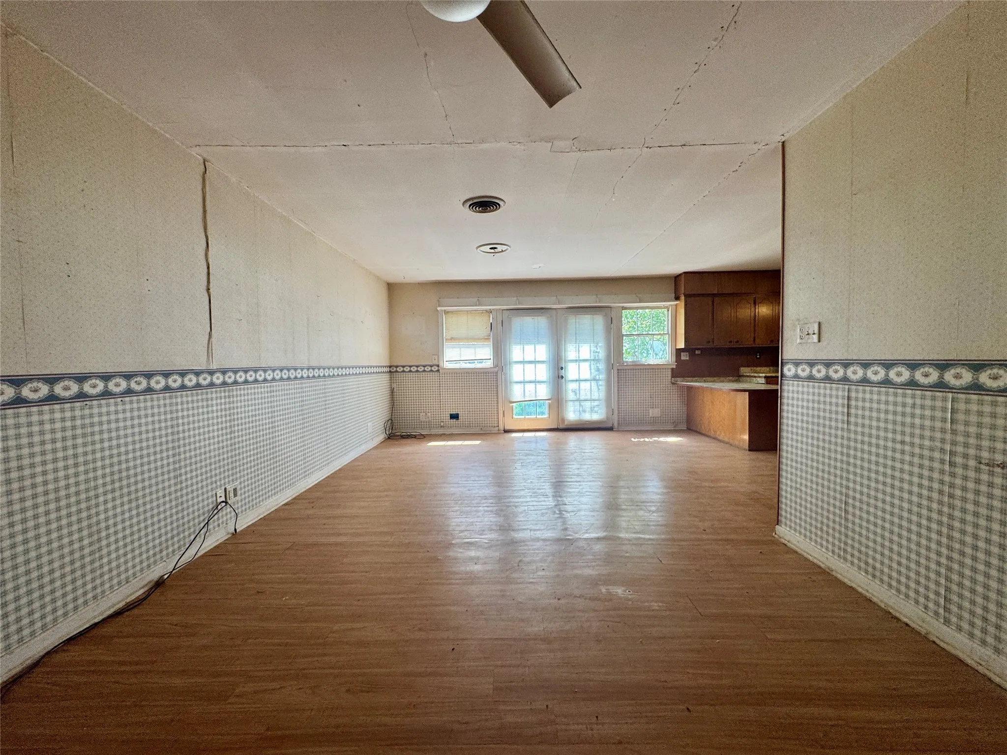 Single Family Residence For Sale in Jones County , 620 5th Street, Hawley, Texas 79525, 3 Bedroom, 2 Bathroom, Garage spaces, 2,544 Sqft, built in 1951, mls#21187377, Real Estate Agent in Hawley, Homes For Sale in Jones county, Homes For Sale in Hawley, Realtor in Hawley Texas, Real Estate Brokerage Independent Realty Texas, Luminita Cordes Realtor